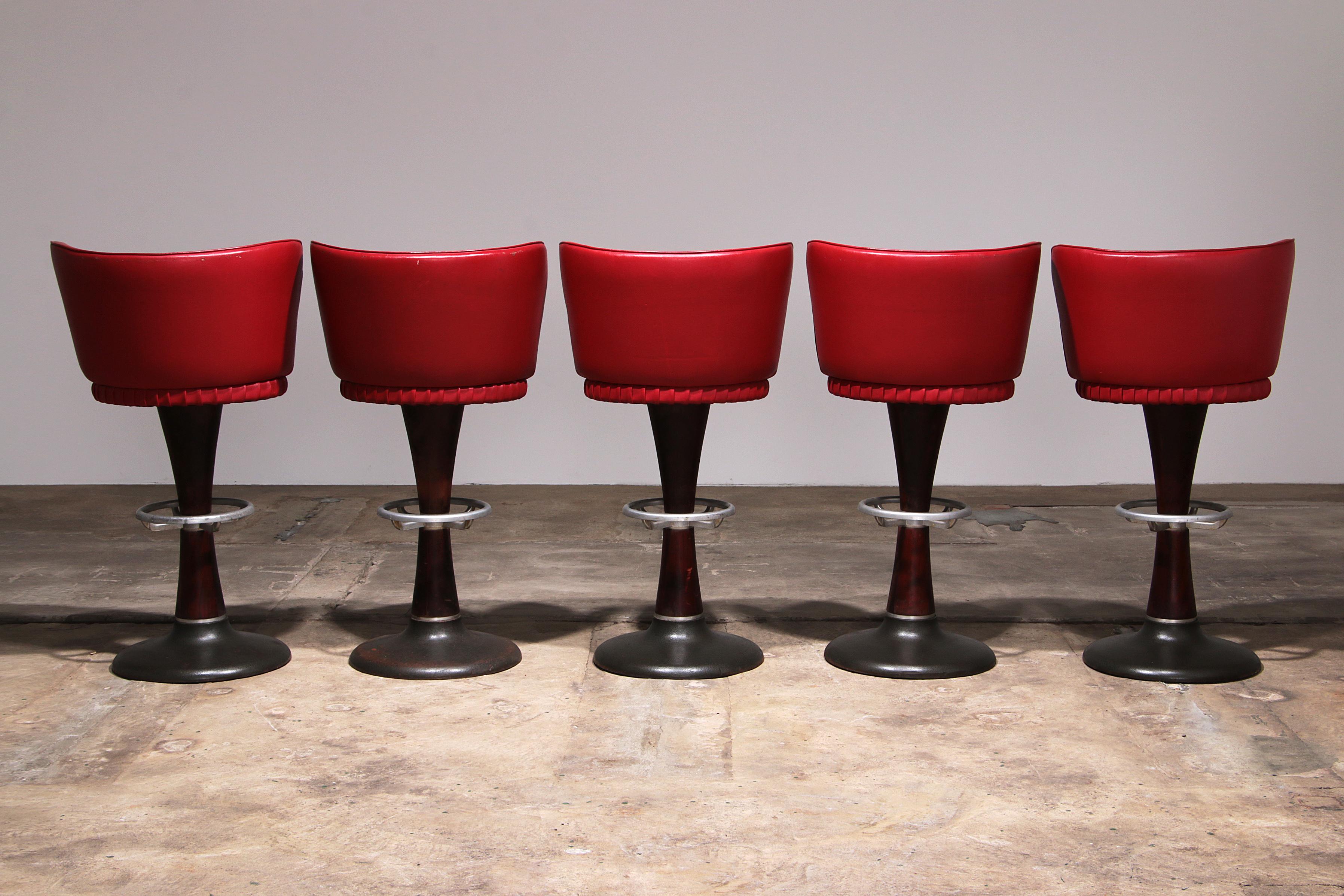 Fin du 20e siècle Chaise de bar capitaine avec tapisserie en cuir rouge et base en acier de 5 pièces en vente