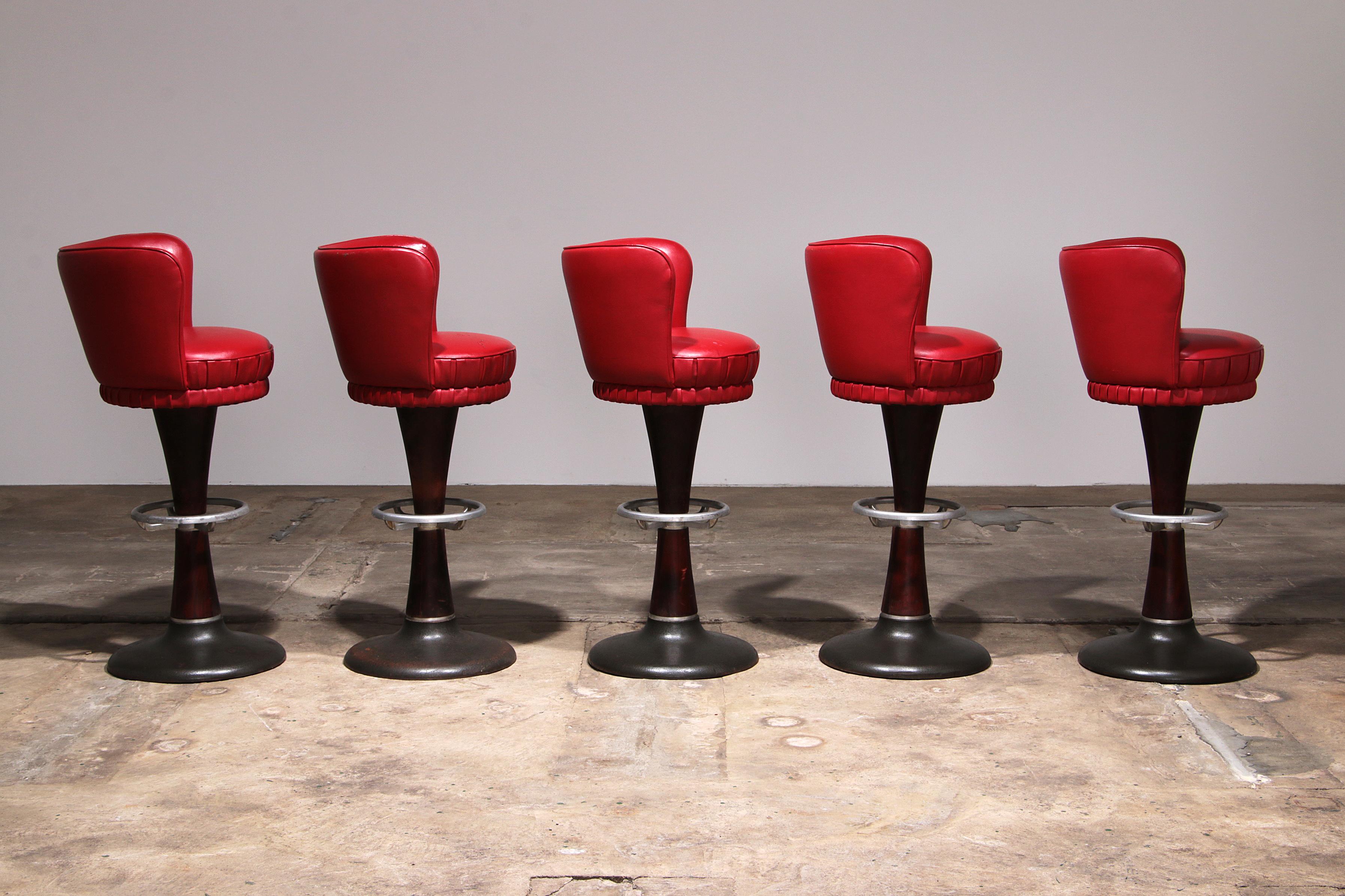 Métal Chaise de bar capitaine avec tapisserie en cuir rouge et base en acier de 5 pièces en vente