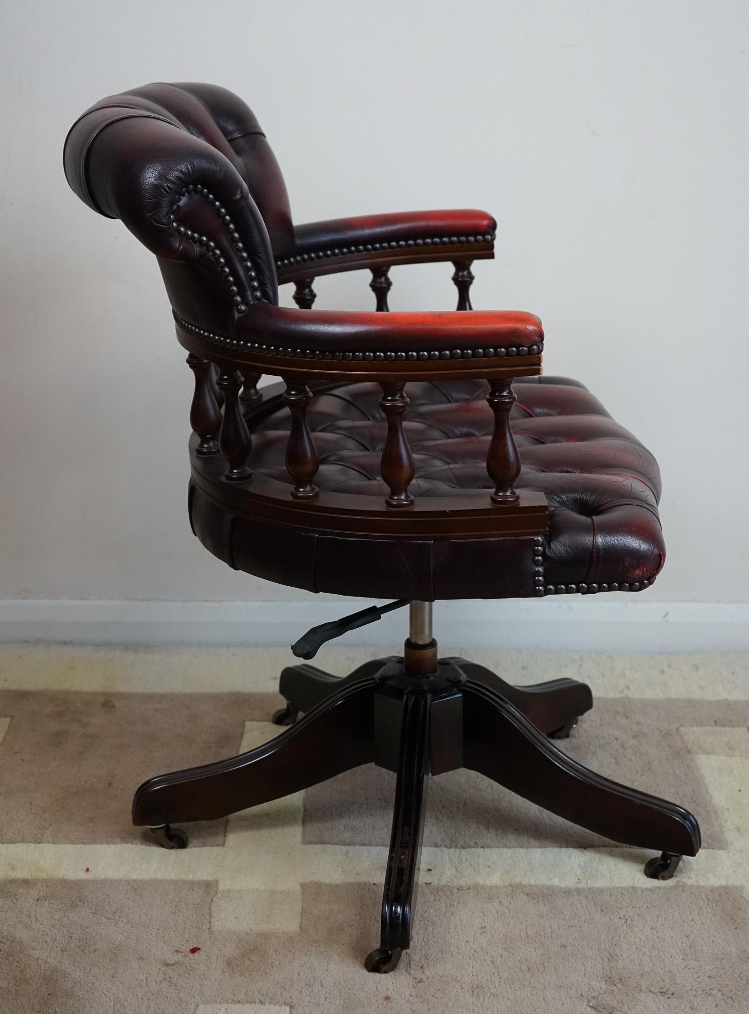 Captain's oak Swivel Desk Chair.
For sale a late 20th century beautiful mahogany revolving tub back desk chair, upholstered in buttoned claret leather, in good condition!
Don't hesitate to contact me if you have any questions.
Please have a closer