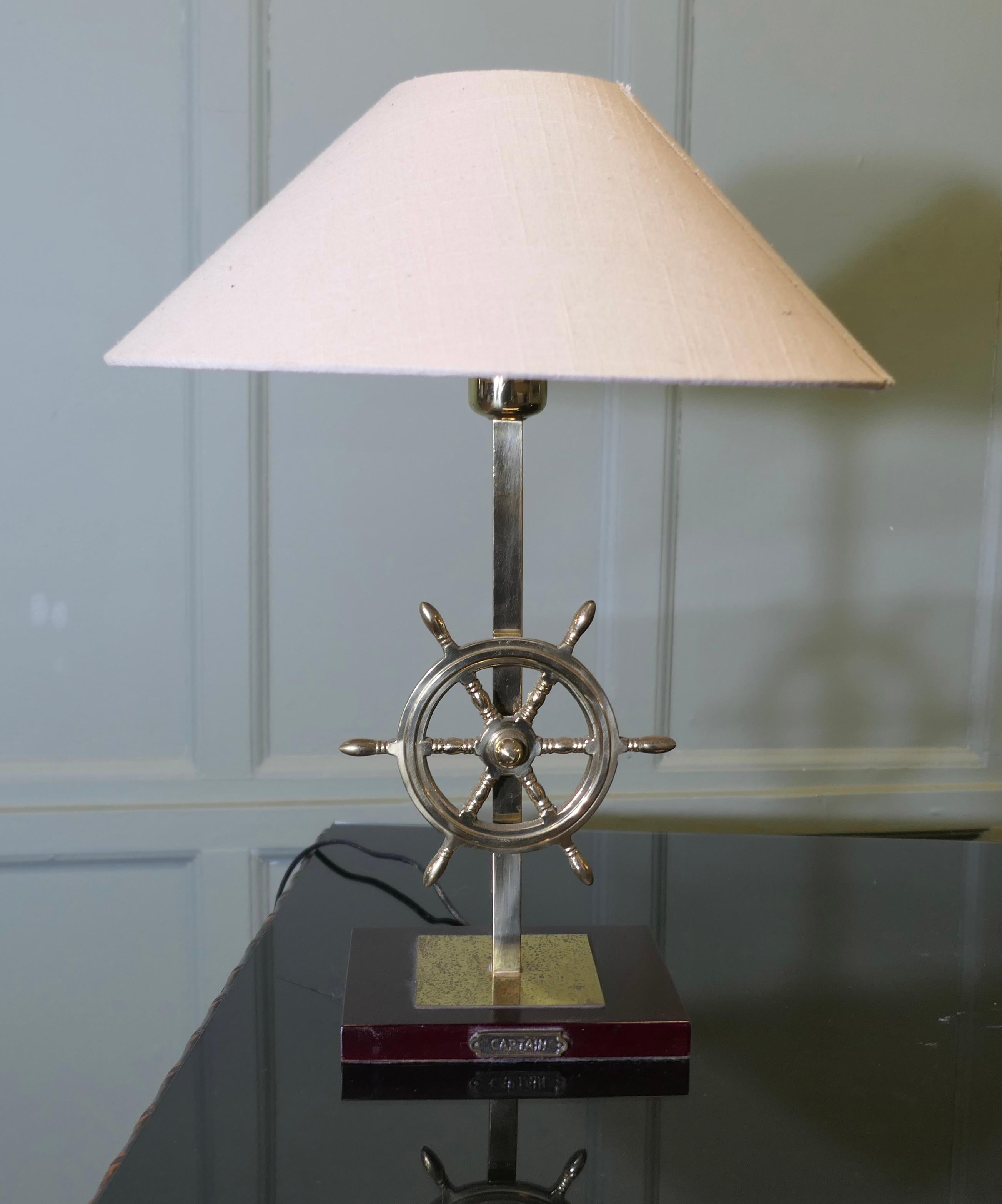 Lámpara de sobremesa de capitán de latón de temática náutica

Una pieza encantadora para tu mesa de biblioteca, la Lámpara Rueda de Barco del Capitán con pantalla Coolie 
La Lámpara mide 19