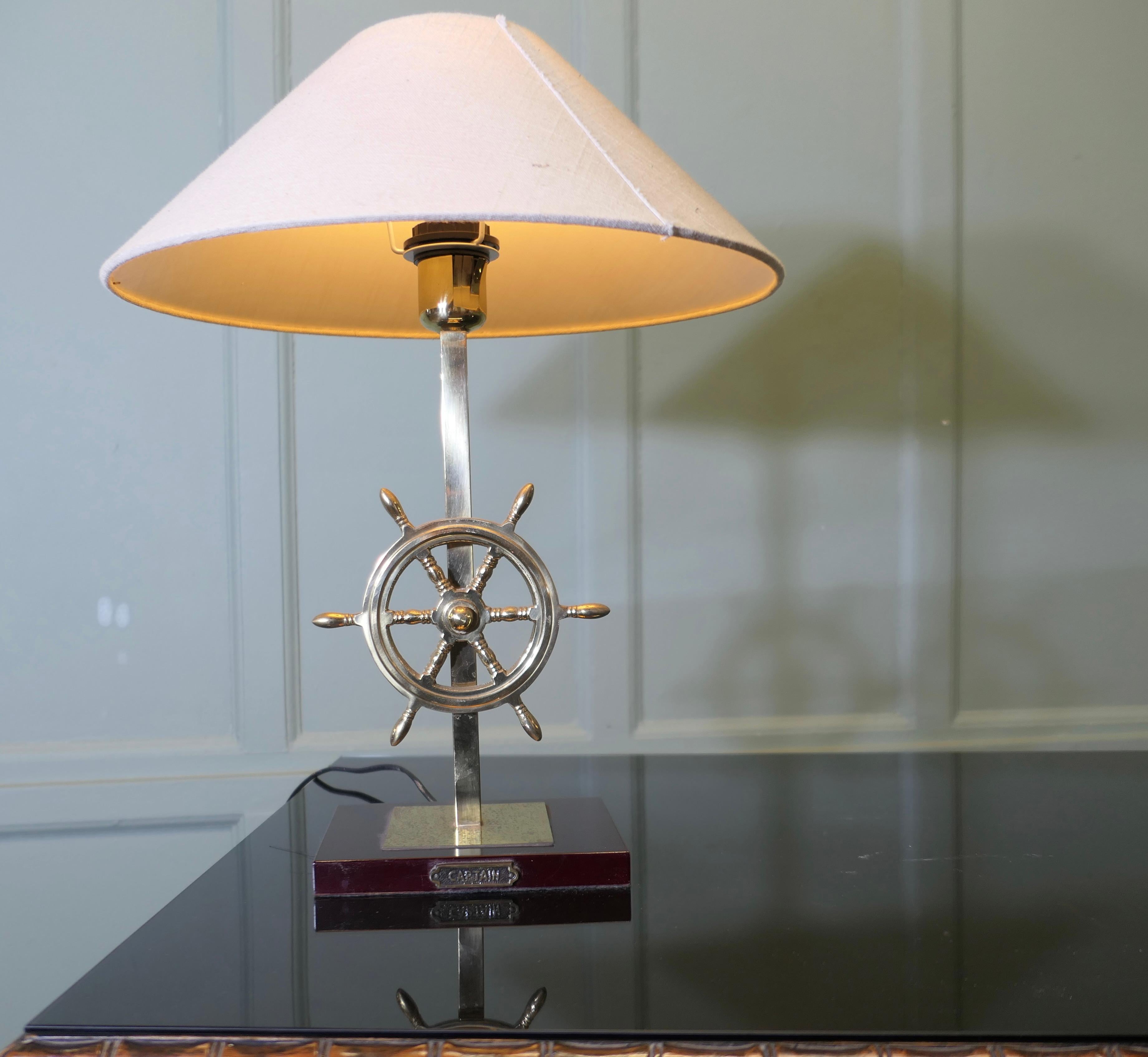 Captain’s Table Top Brass Lamp on a Nautical Theme en Bueno estado para la venta en Godshill, Isle of Wight