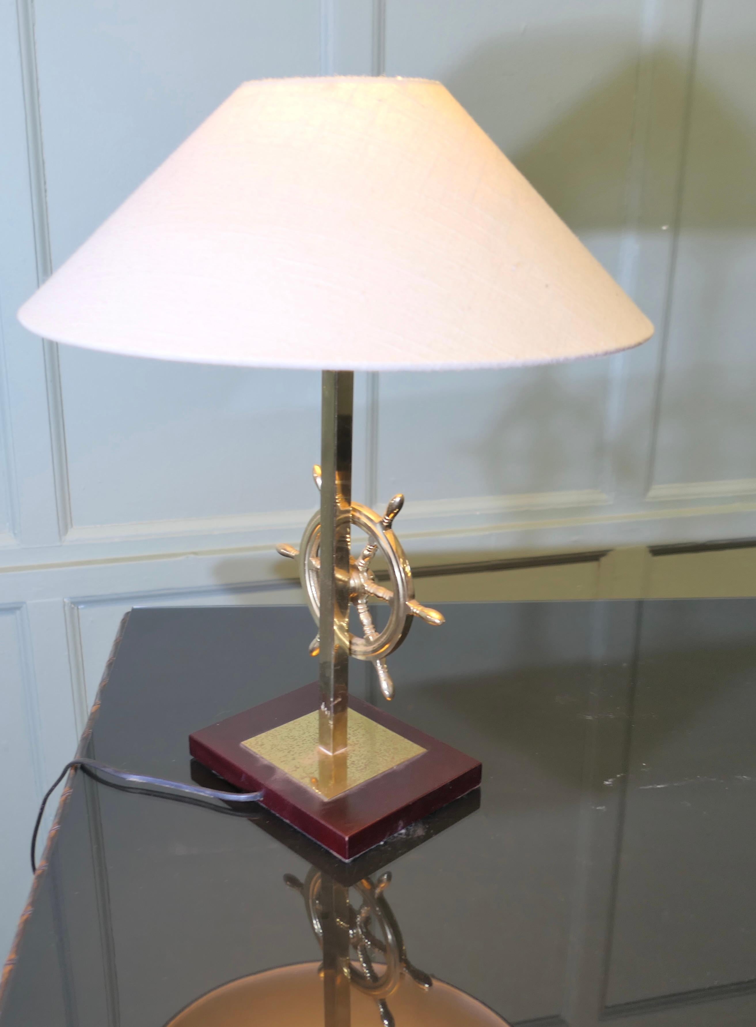 Captain’s Table Top Brass Lamp on a Nautical Theme Latón en venta