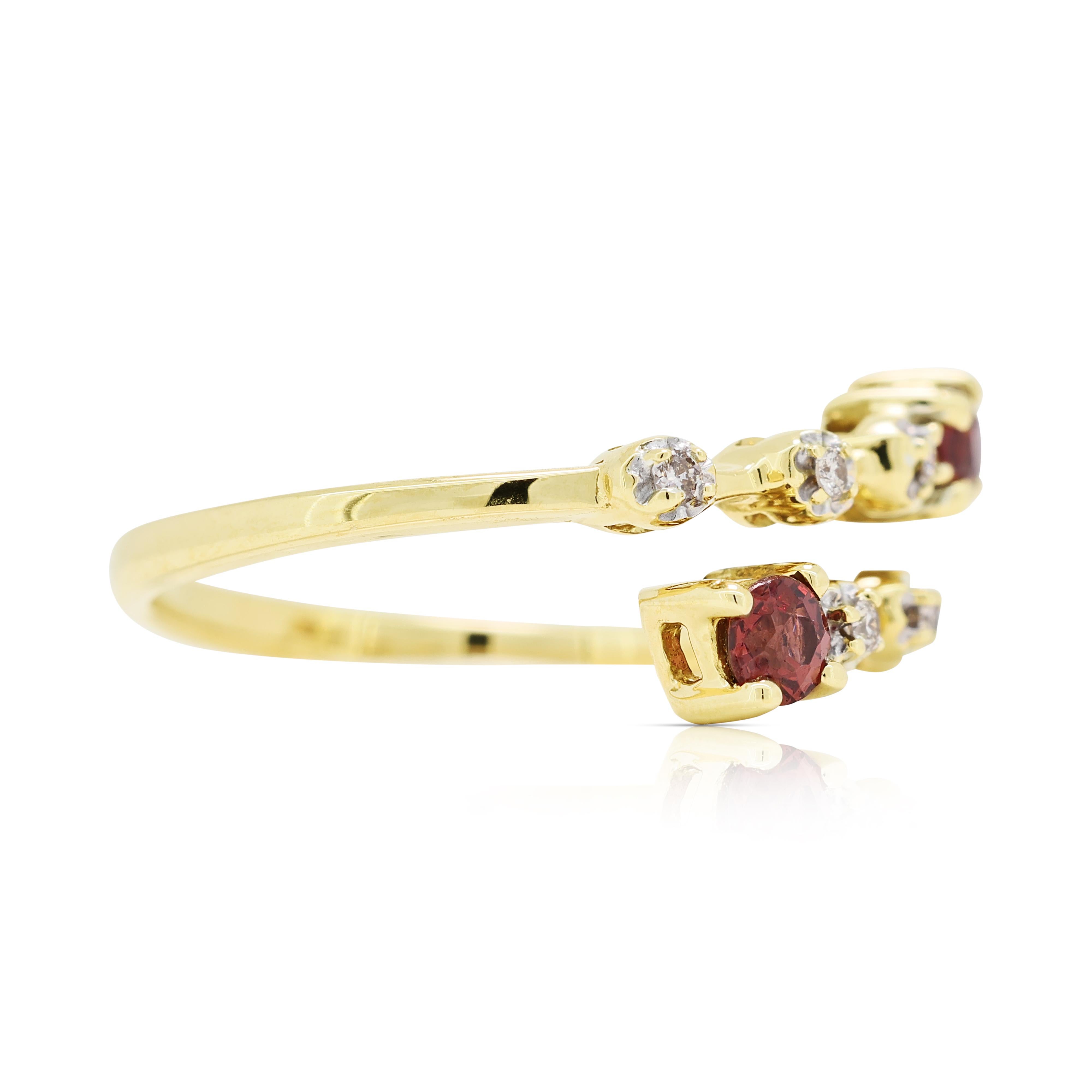 Taille ronde Captivant bague en or jaune 18 carats avec tourmaline de 0,22 carat et diamants en vente