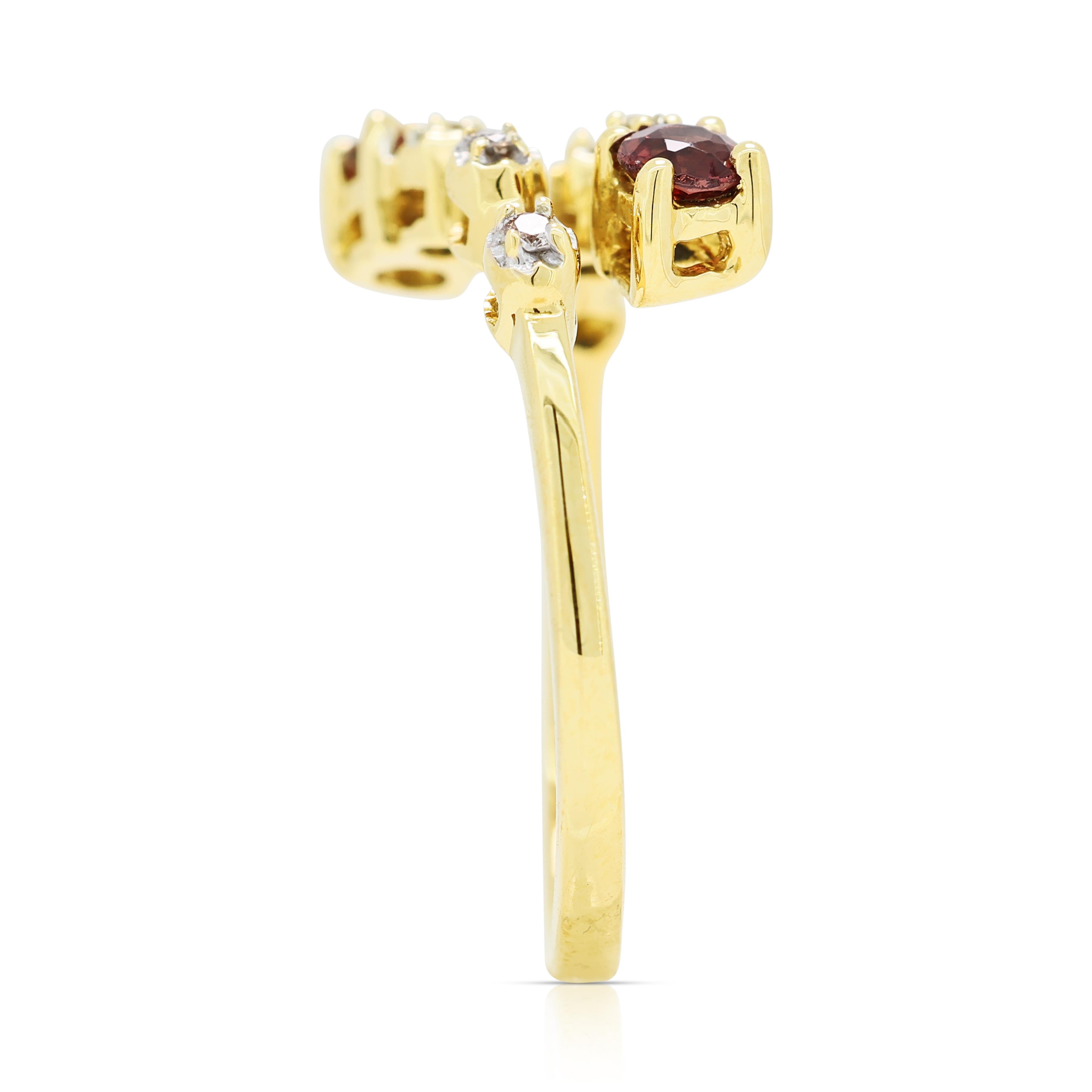 Captivant bague en or jaune 18 carats avec tourmaline de 0,22 carat et diamants Excellent état - En vente à רמת גן, IL
