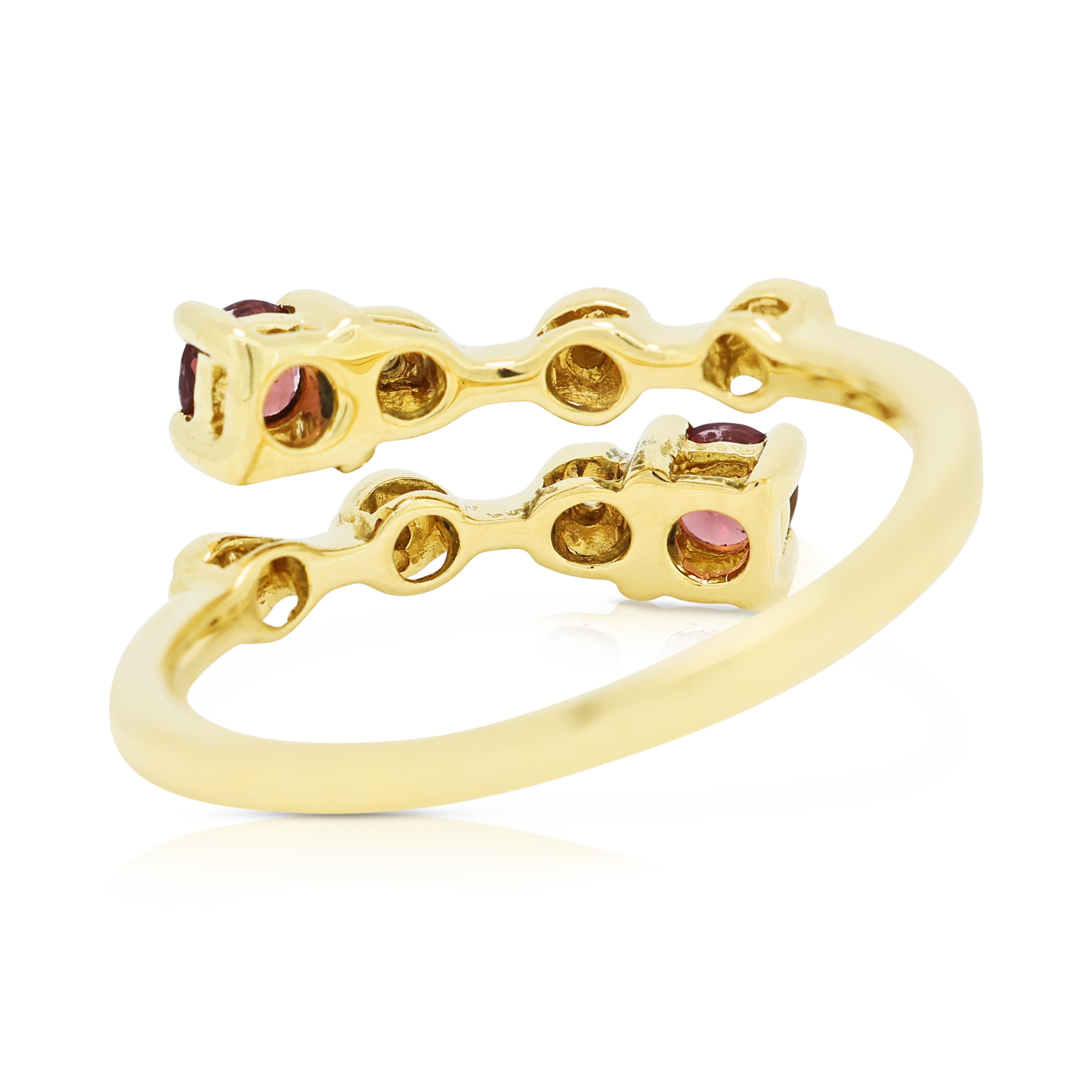 Captivant bague en or jaune 18 carats avec tourmaline de 0,22 carat et diamants en vente 1