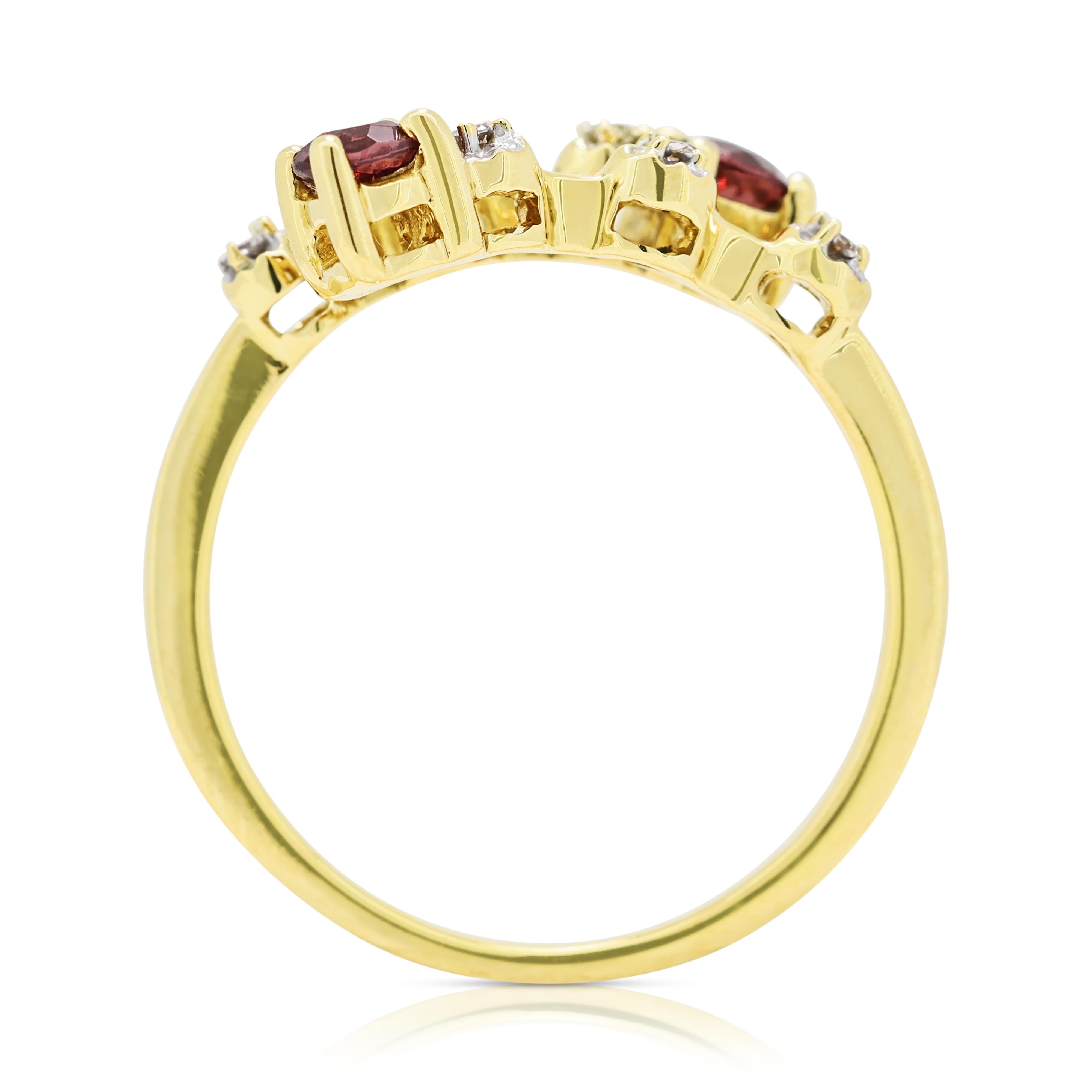 Captivant bague en or jaune 18 carats avec tourmaline de 0,22 carat et diamants en vente 2