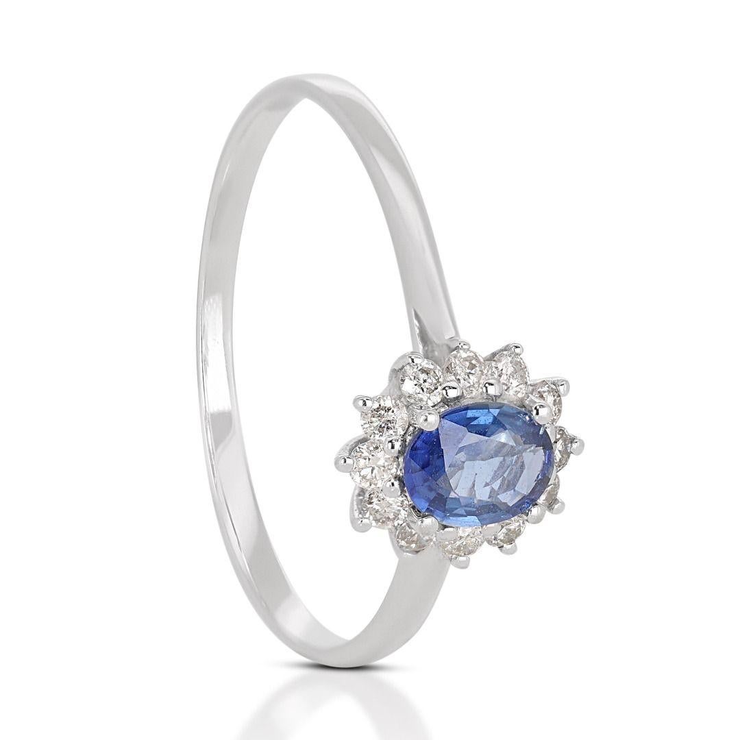 Captivating 0.36ct Sapphire Ring with a beautiful Diamond Side Stones In New Condition For Sale In רמת גן, IL