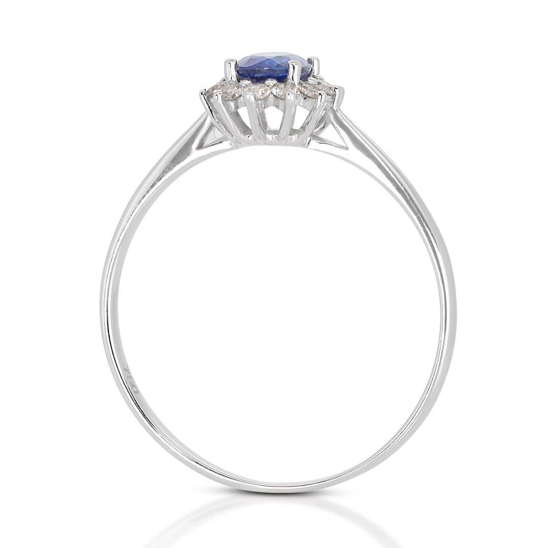 Captivating 0.36ct Sapphire Ring with a beautiful Diamond Side Stones For Sale 1