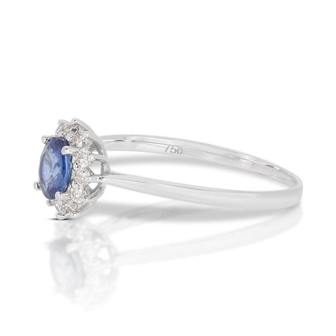 Captivating 0.36ct Sapphire Ring with a beautiful Diamond Side Stones For Sale 2
