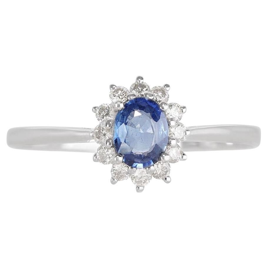 Captivating 0.36ct Sapphire Ring with a beautiful Diamond Side Stones For Sale