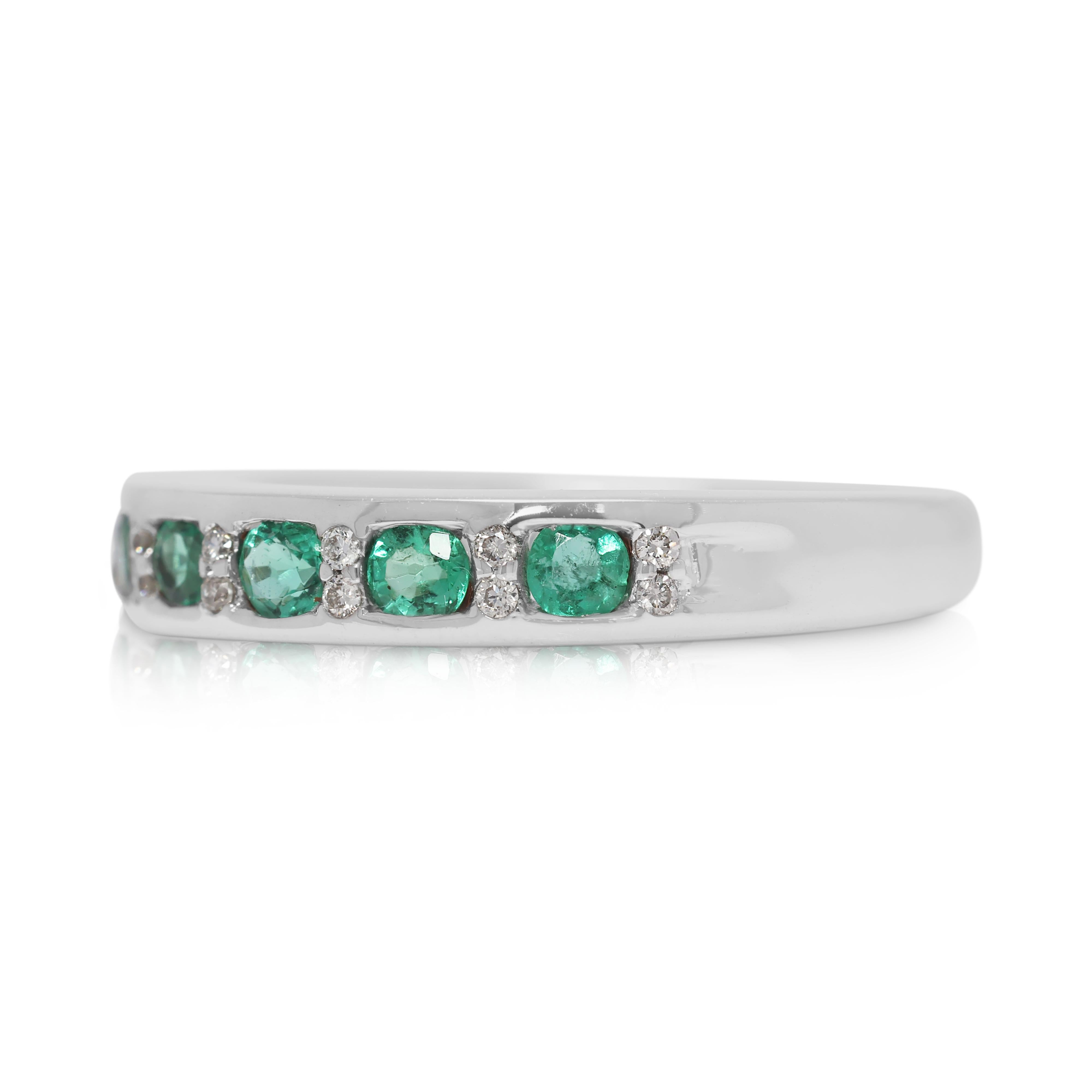Bague captivante en or blanc 18 carats ornée d'une émeraude et d'un diamant naturel de 0,37ct Excellent état - En vente à רמת גן, IL