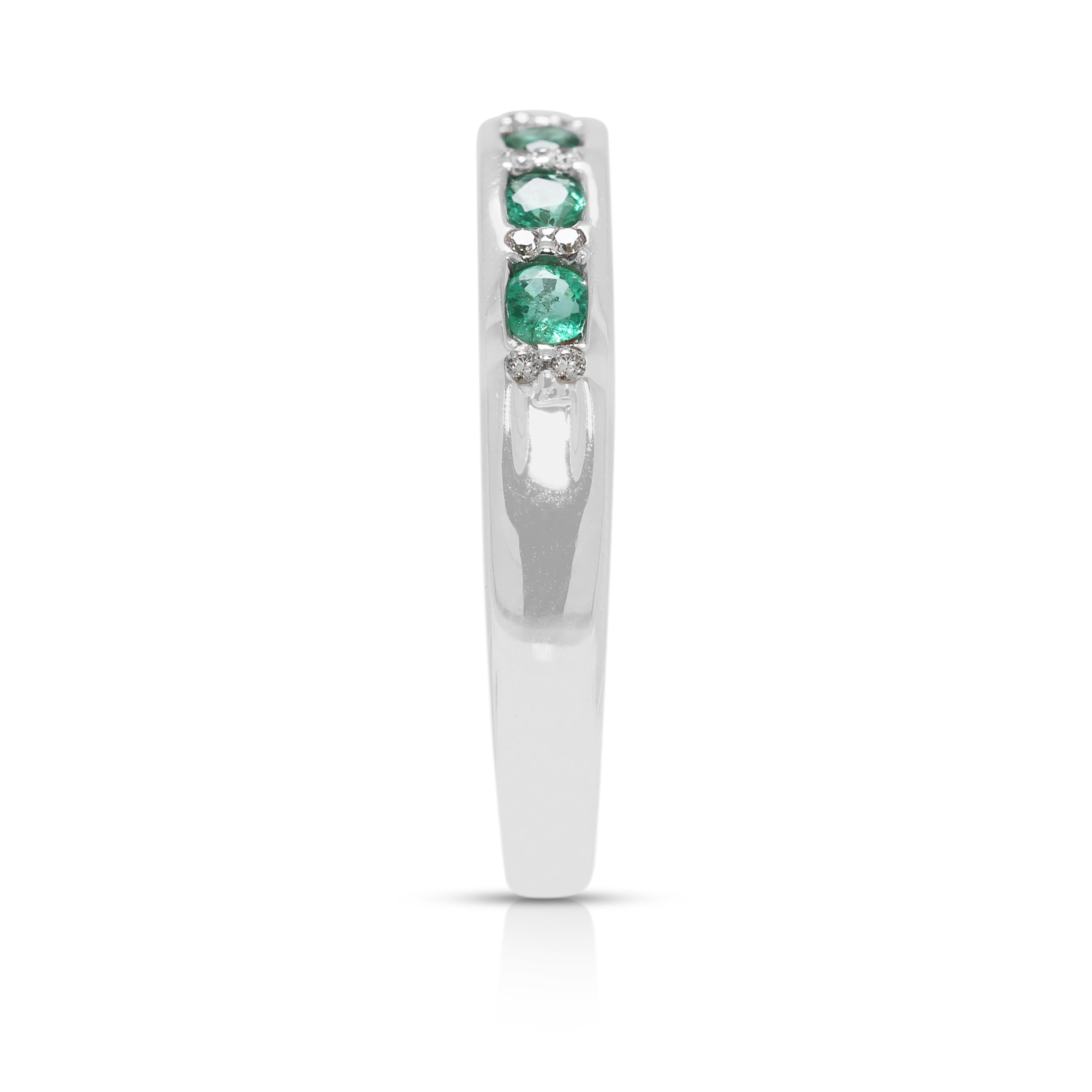 Bague captivante en or blanc 18 carats ornée d'une émeraude et d'un diamant naturel de 0,37ct Pour femmes en vente