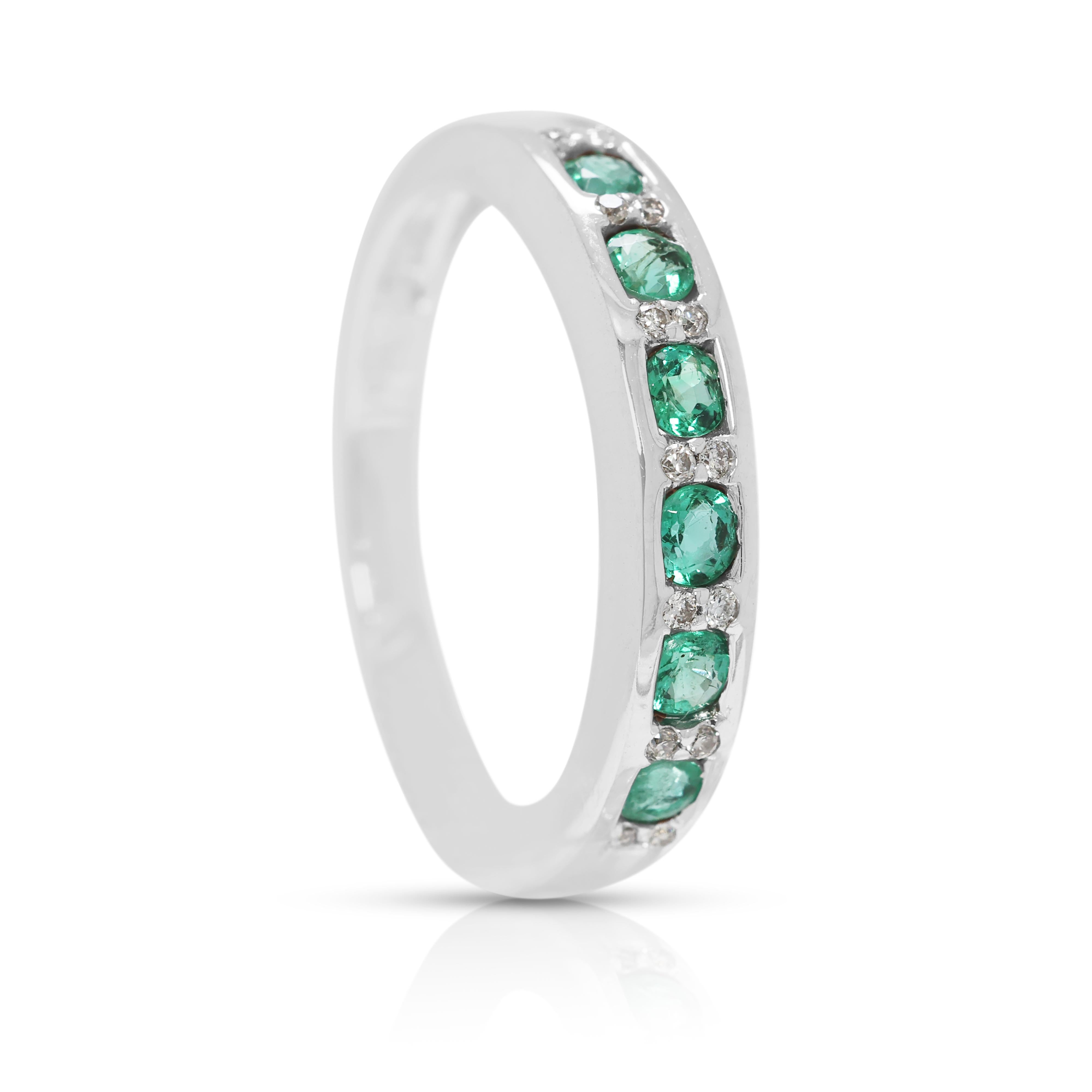 Bague captivante en or blanc 18 carats ornée d'une émeraude et d'un diamant naturel de 0,37ct en vente 1