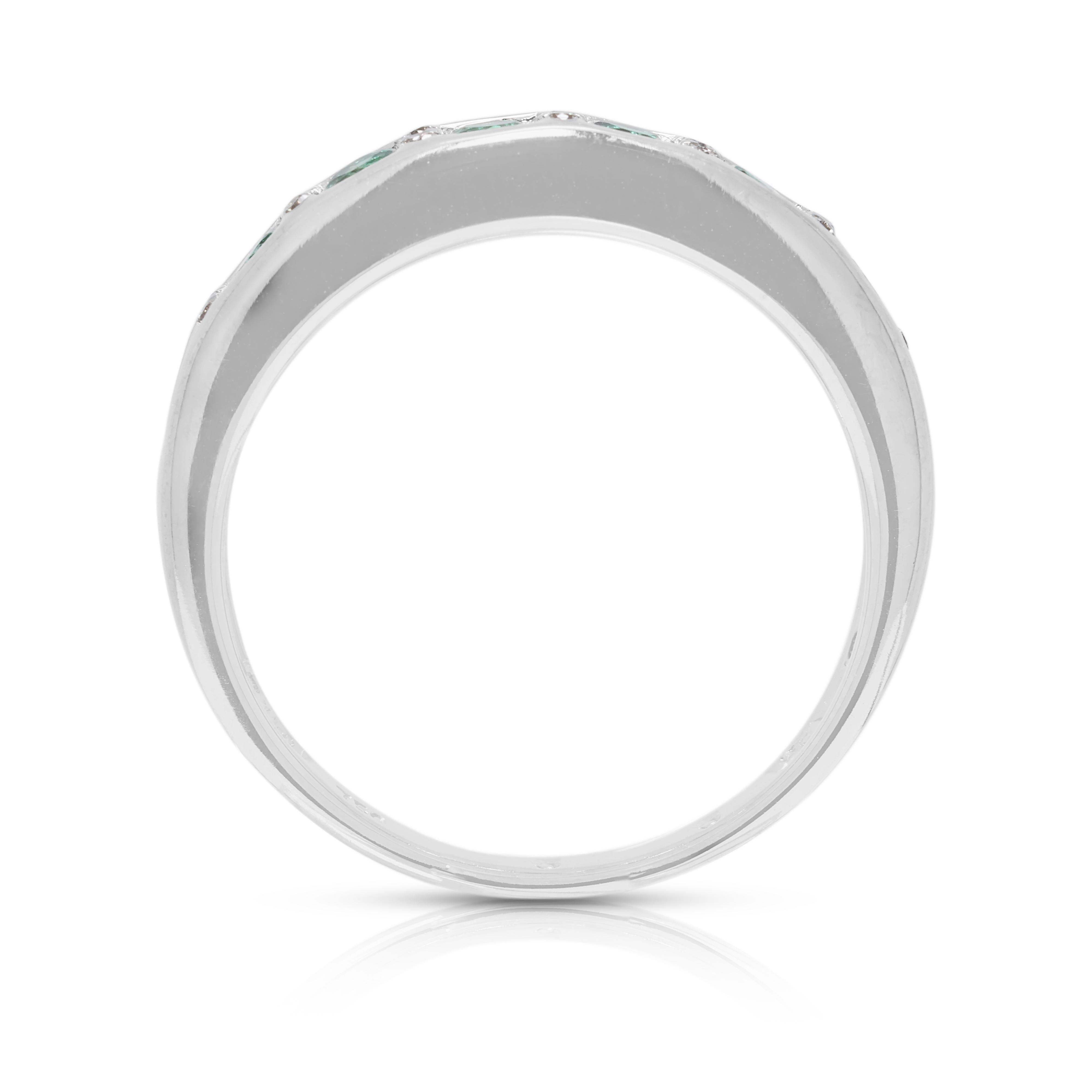 Bague captivante en or blanc 18 carats ornée d'une émeraude et d'un diamant naturel de 0,37ct en vente 2