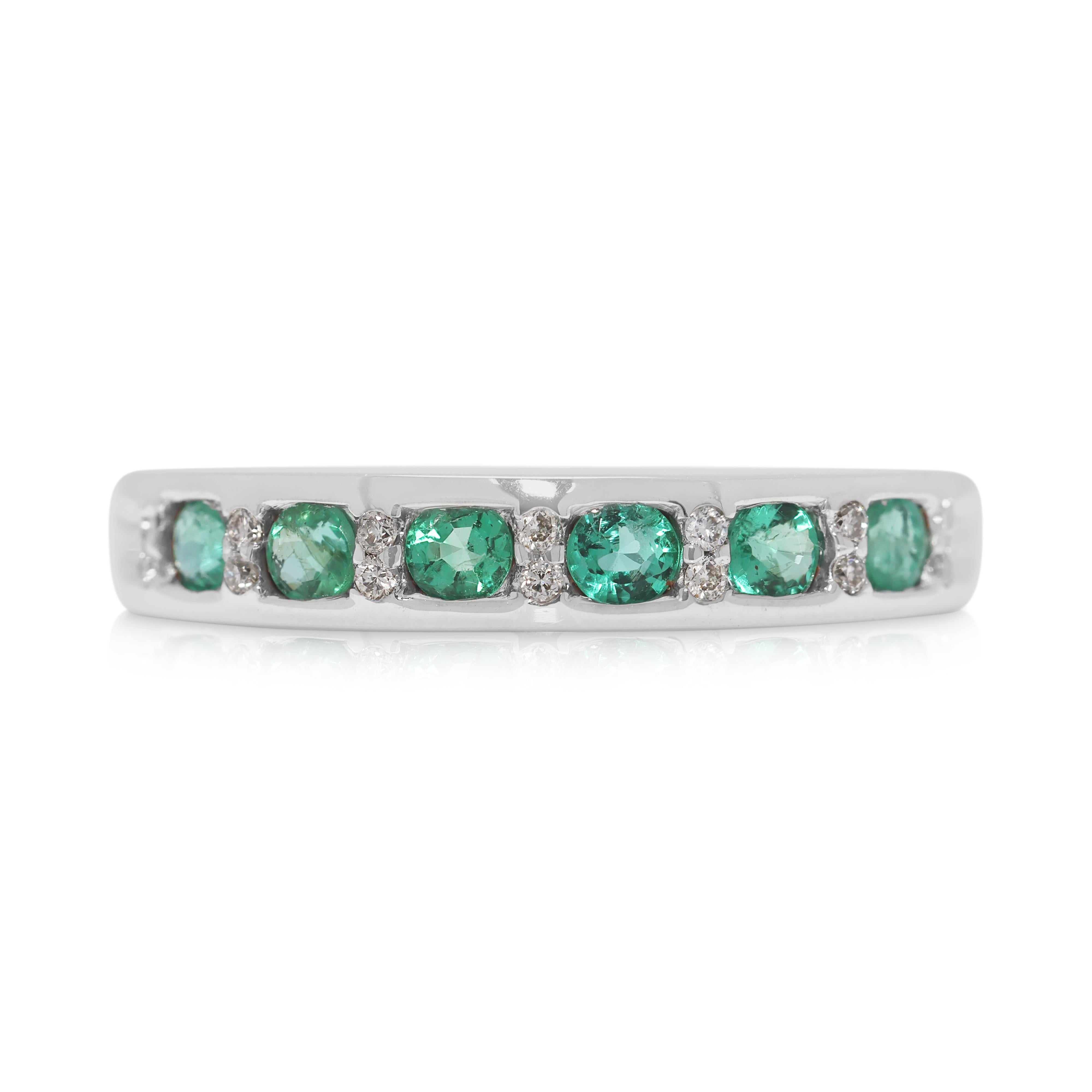 Bague captivante en or blanc 18 carats ornée d'une émeraude et d'un diamant naturel de 0,37ct en vente