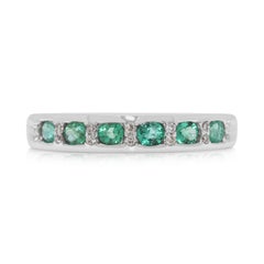 Cautivador Anillo de Esmeralda y Diamante Natural de 0,37 quilates en Oro Blanco de 18 quilates