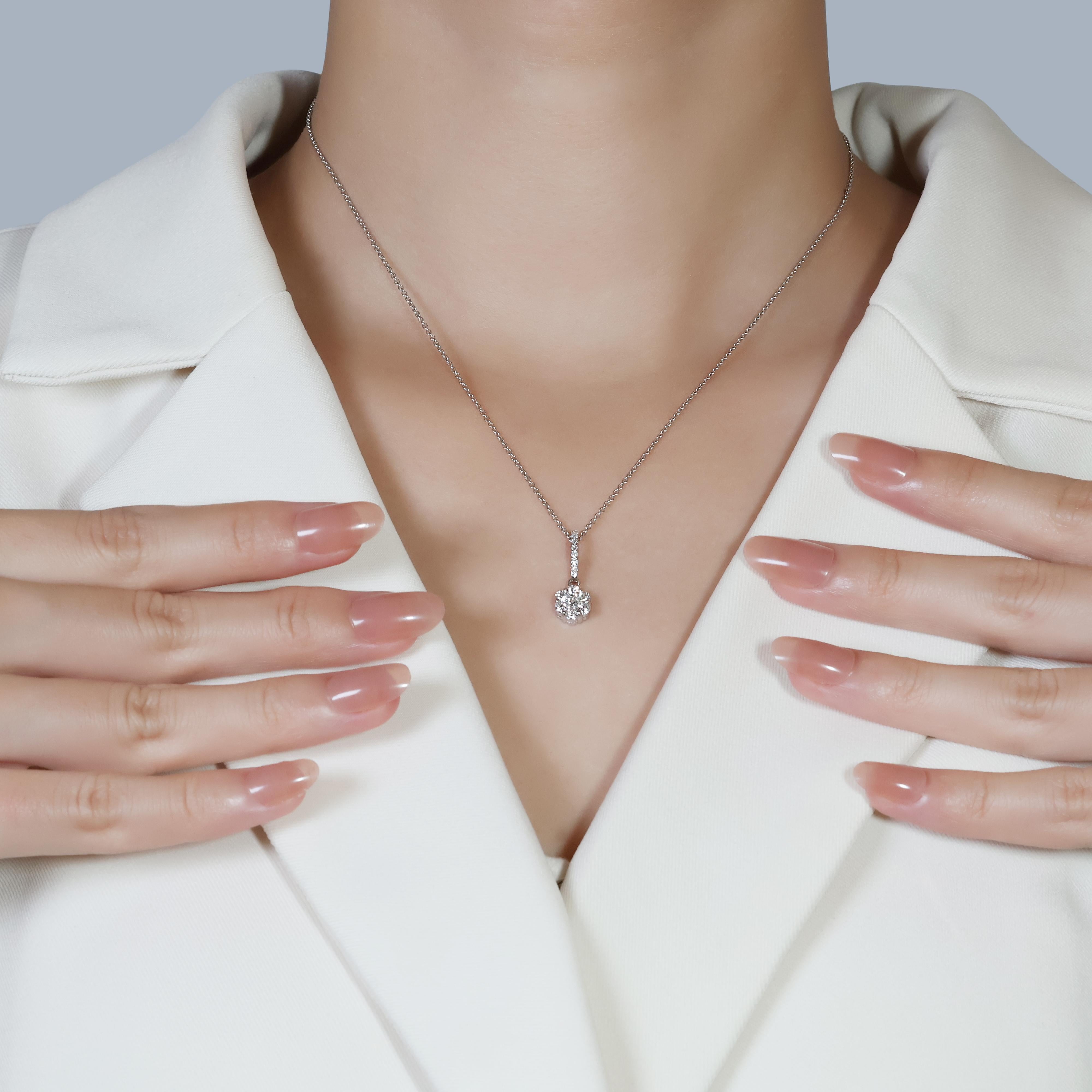 Ce magnifique pendentif en or blanc 18 carats est orné de 16 étincelants diamants ronds de taille brillant. Ces pierres taillées avec soin ont un poids total de 0,415 carat et présentent une couleur brillante allant de G à H et une clarté de VS-SI.