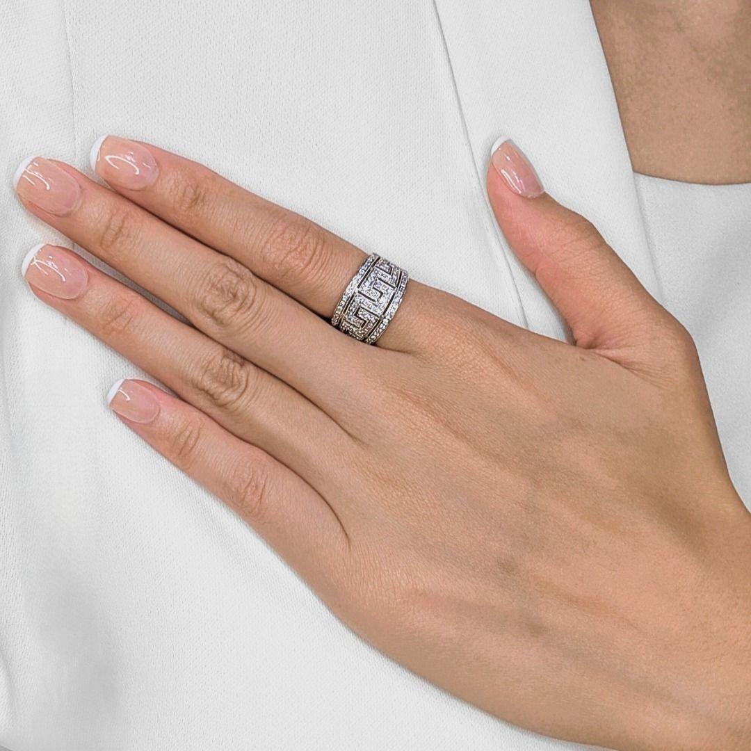 Este anillo, de diseño atrevido pero refinado, está elaborado en oro blanco pulido de 18 quilates y engastado con 93 diamantes naturales redondos talla brillante que suman un total de 0,43 quilates. Cada diamante, de color G-H y claridad VS-SI, está