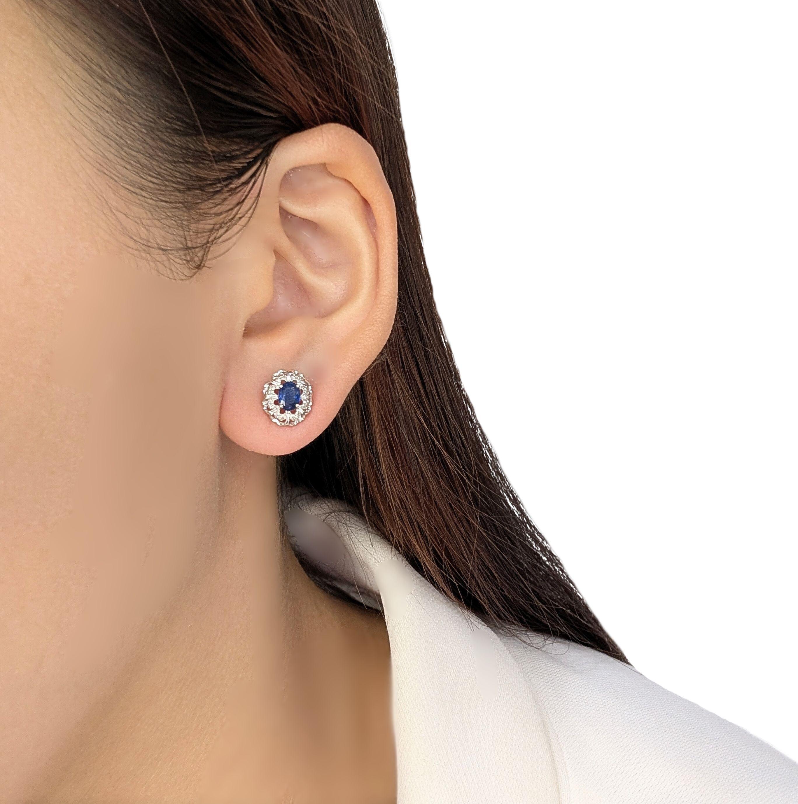 Un tocco di raffinata eleganza, dove i vibranti zaffiri incontrano l'abbagliante brillantezza dei diamanti. Questi orecchini in oro bianco 18 carati, nuovi e non indossati, presentano due zaffiri ovali per un totale di 0,38 carati, le cui tonalità