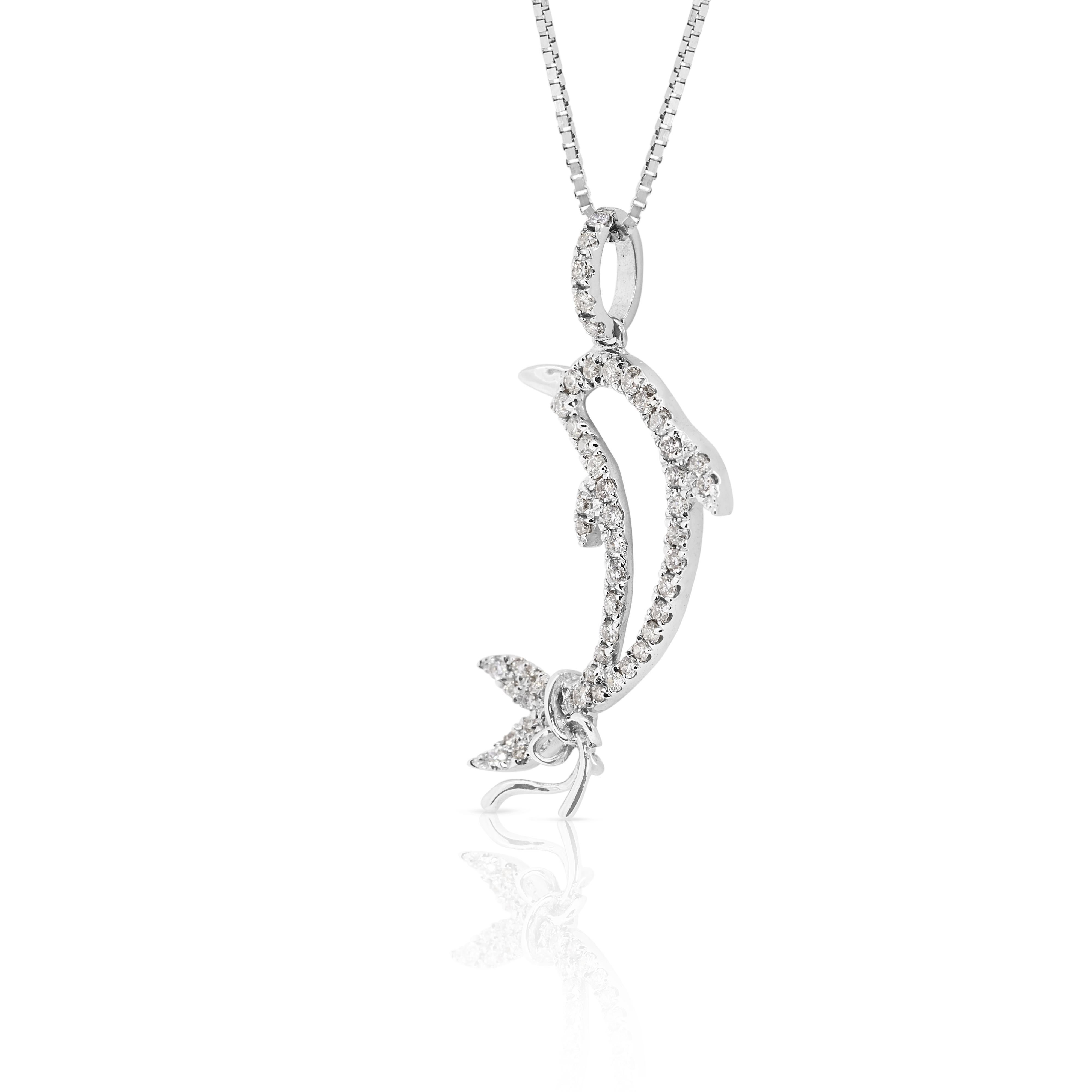 Captivant collier en or blanc 14 carats avec diamants naturels en forme de dauphin de 0,4 carat Excellent état - En vente à רמת גן, IL