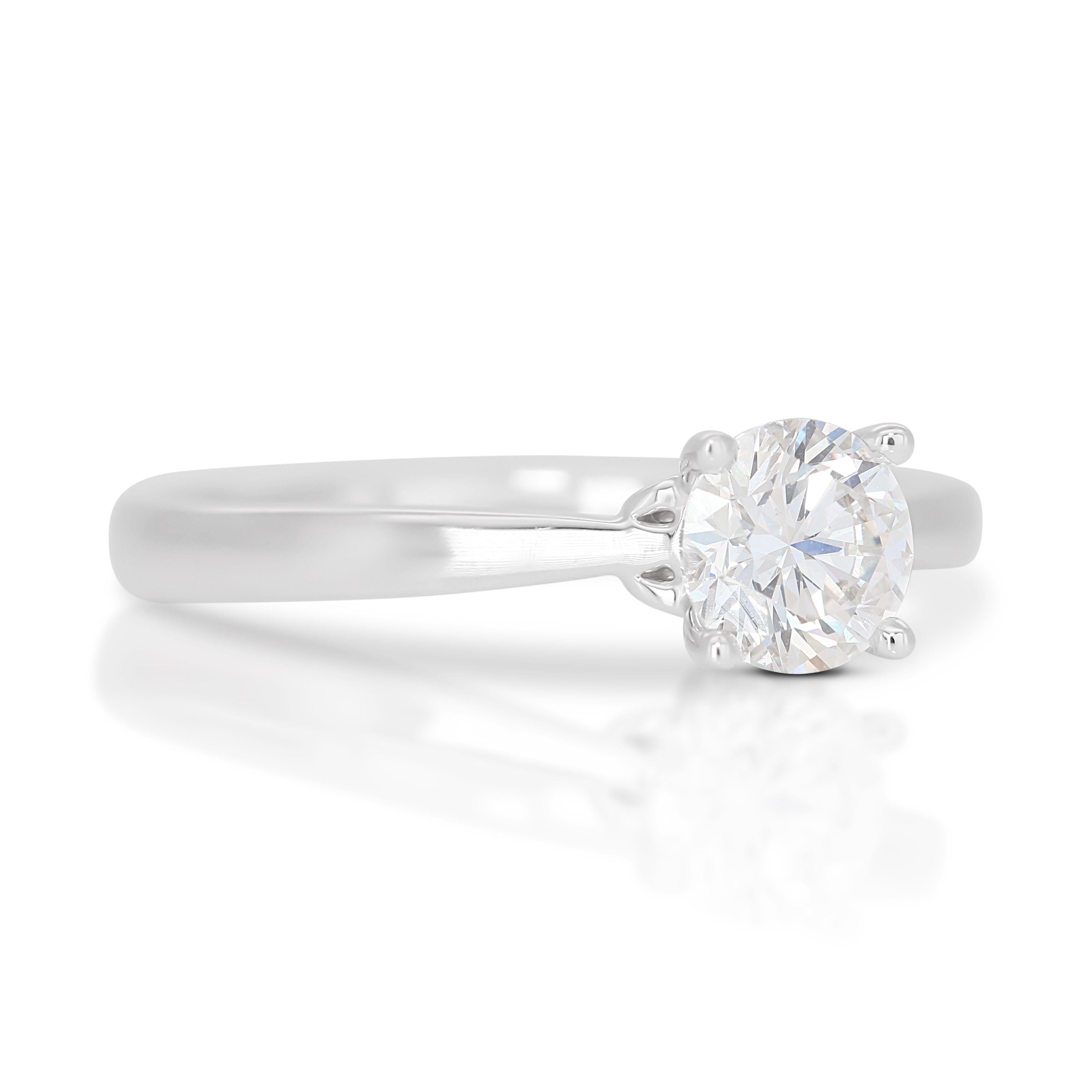 Captivating 0.55ct Diamond Solitaire Ring in 18K White Gold In New Condition For Sale In רמת גן, IL