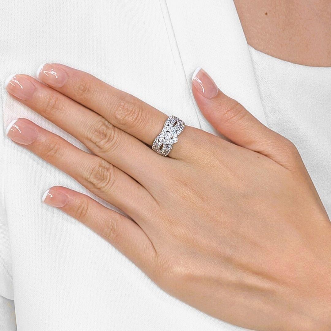 Adorna tu mano con el impresionante brillo de este magnífico anillo, meticulosamente elaborado en radiante oro blanco de 18 quilates. Un deslumbrante conjunto de cincuenta y tres diamantes brillantes redondos naturales, que suman un brillante 0,57