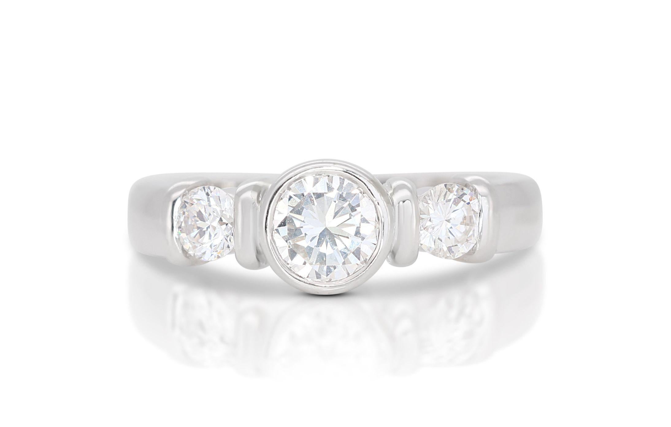 Round Cut Captivating 0.60ct 3-stone Diamond Ring set in 18K White Gold For Sale