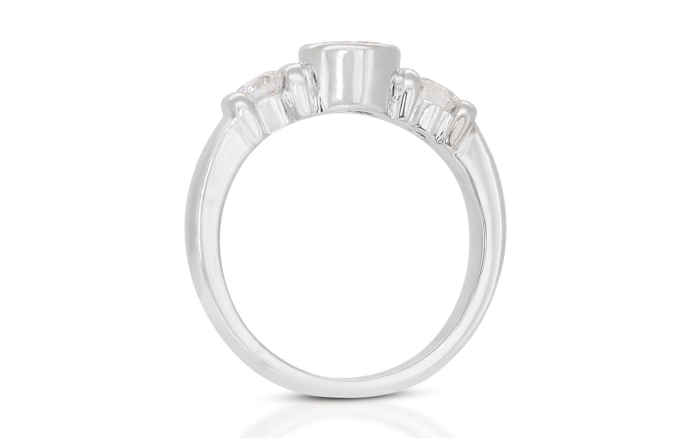 Women's Captivating 0.60ct 3-stone Diamond Ring set in 18K White Gold For Sale