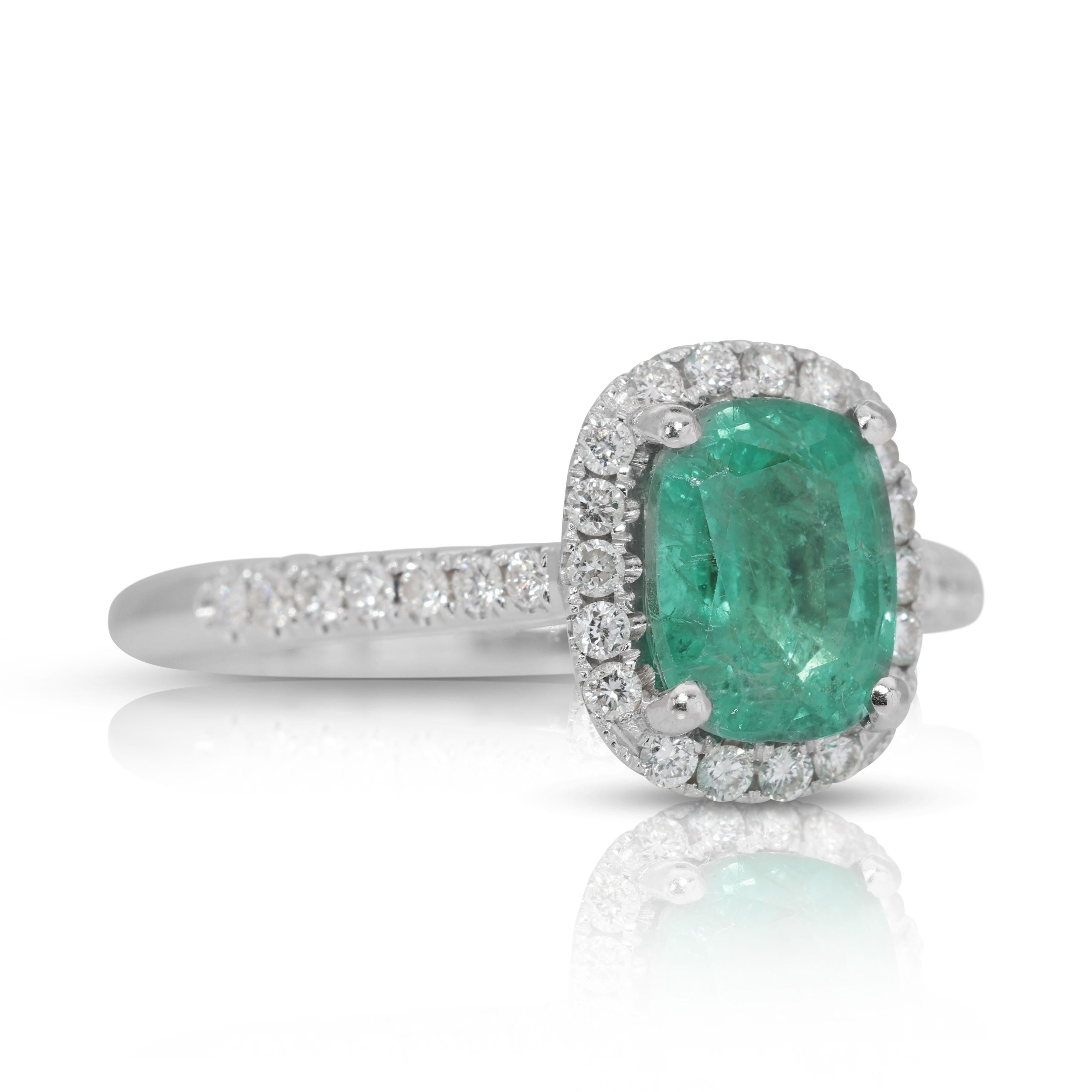 Captivating 0.69ct Emerald Ring with 0.29ct Diamond Side Stones In New Condition For Sale In רמת גן, IL