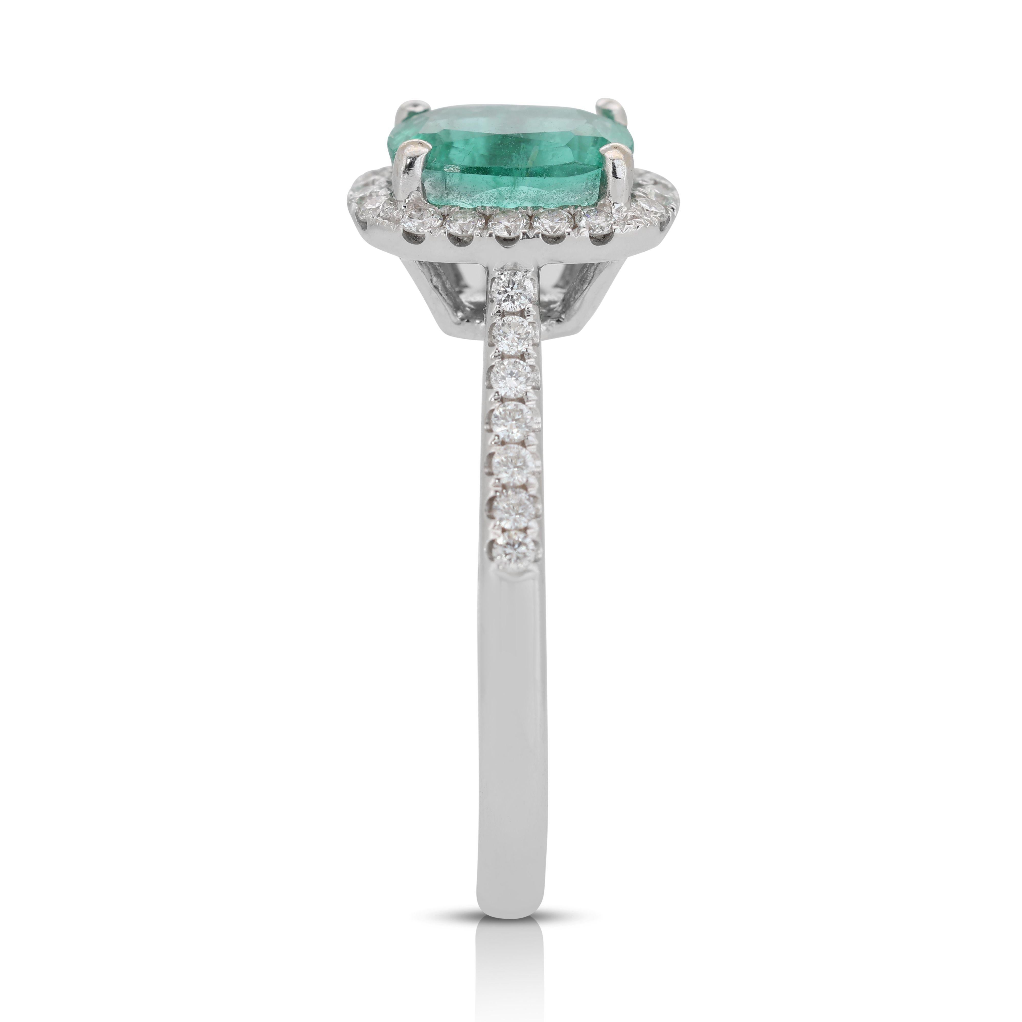Captivating 0.69ct Emerald Ring with 0.29ct Diamond Side Stones For Sale 2