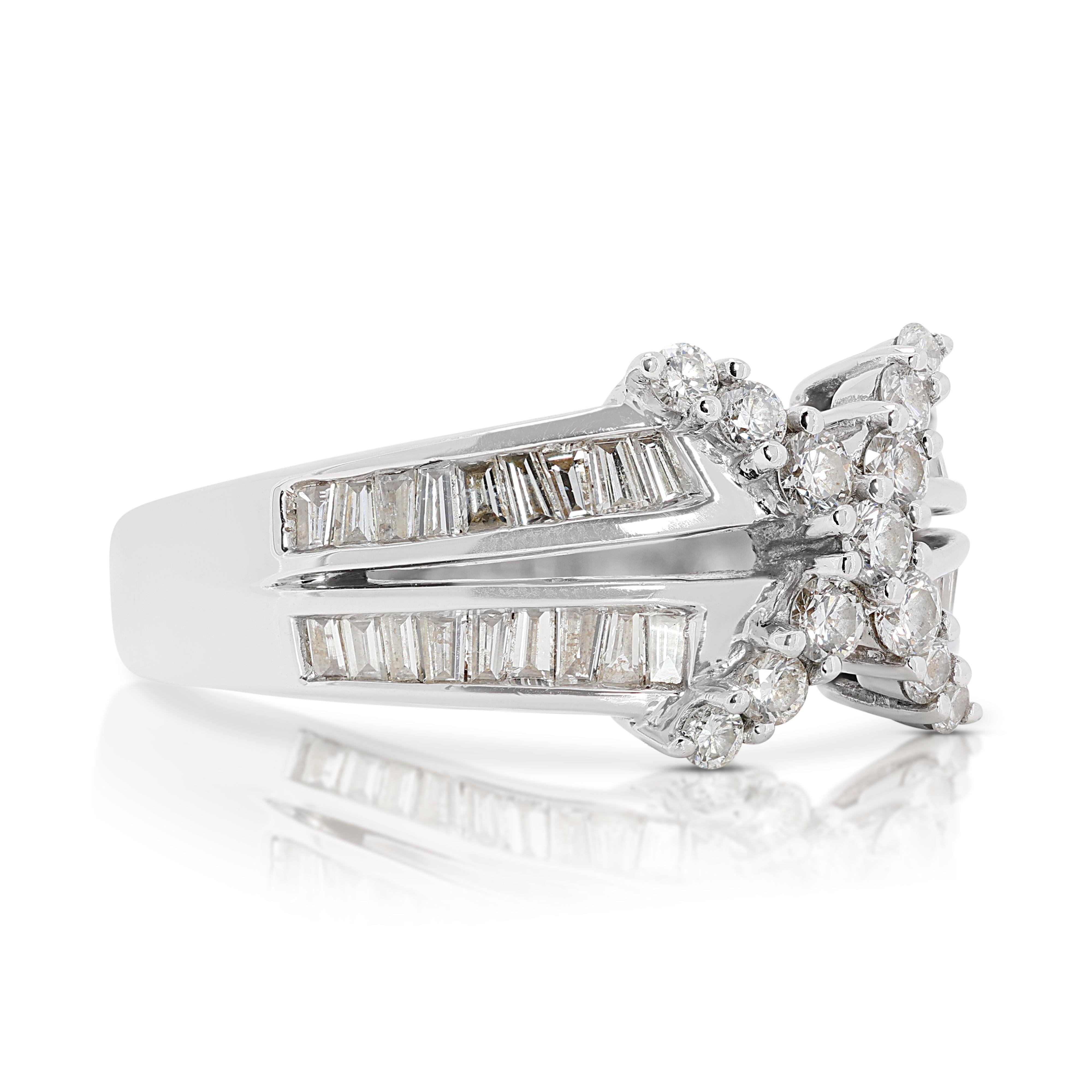 Dieser elegante Ring aus 18 Karat Weißgold besteht aus 13 runden Brillanten mit einem Gesamtkaratgewicht von 0,32 ct, einem Farbgrad von H und einer Reinheit von VS. Die Hauptsteine werden von 36 spitz zulaufenden Diamanten mit einem