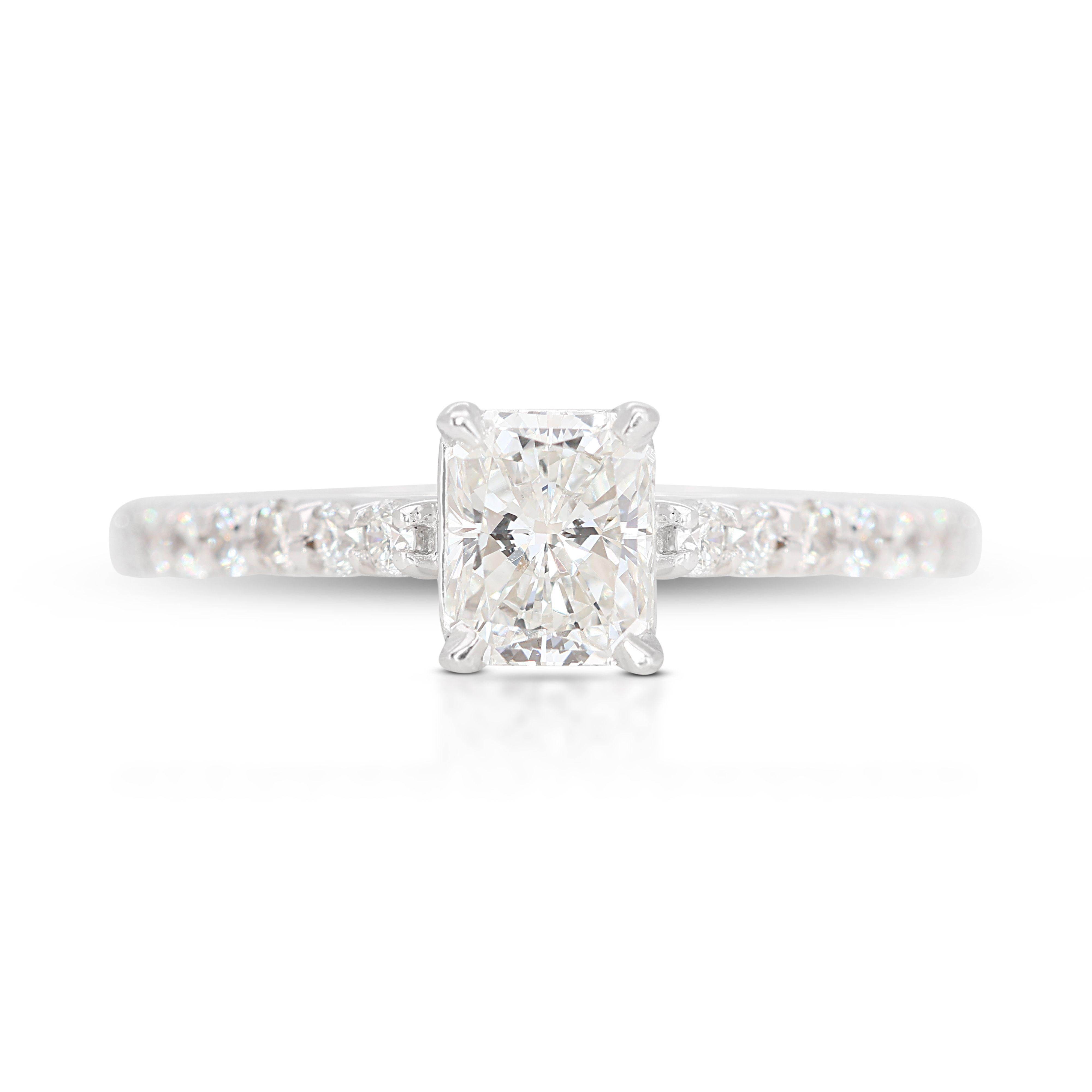 Square Cut Captivating 0.79ct Diamond Ring For Sale