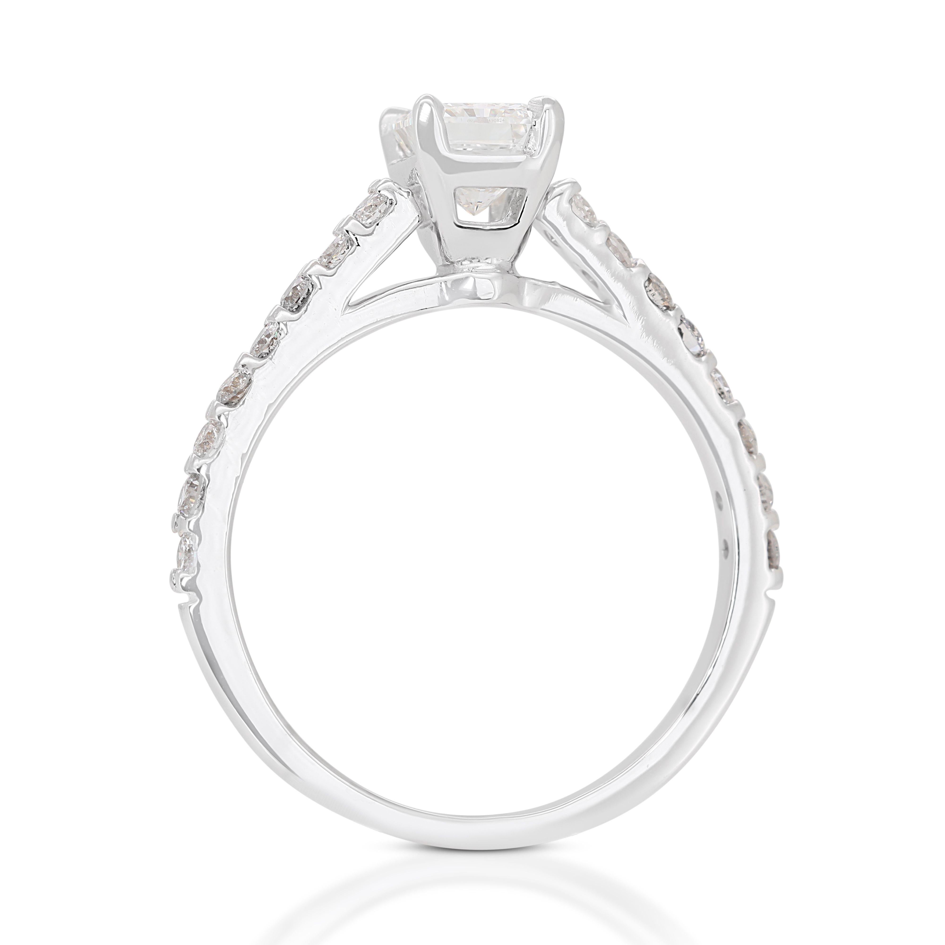 Women's Captivating 0.79ct Diamond Ring For Sale