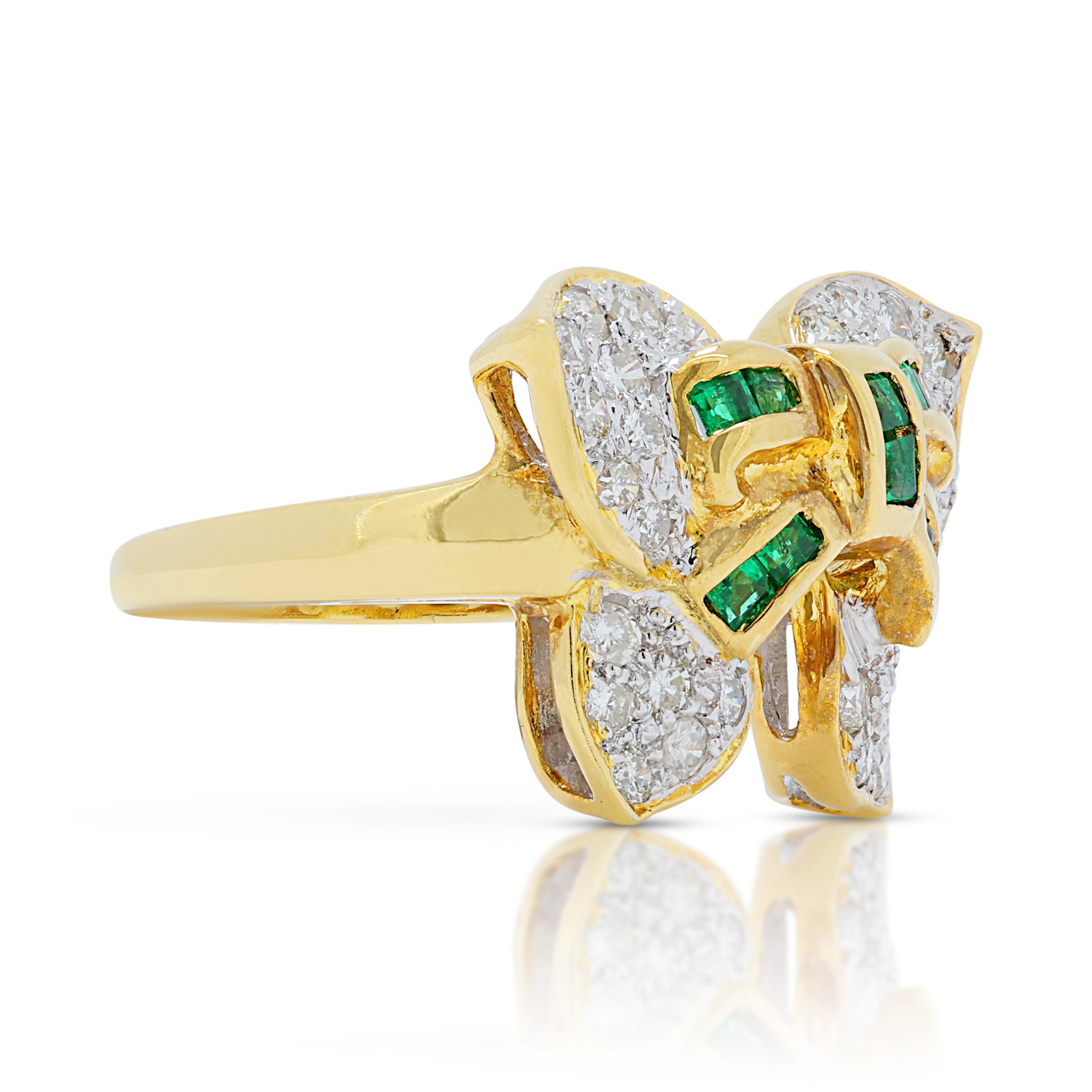 Captivating 0.80ct Emerald Ring in 18K Yellow Gold with Diamonds In Excellent Condition For Sale In רמת גן, IL