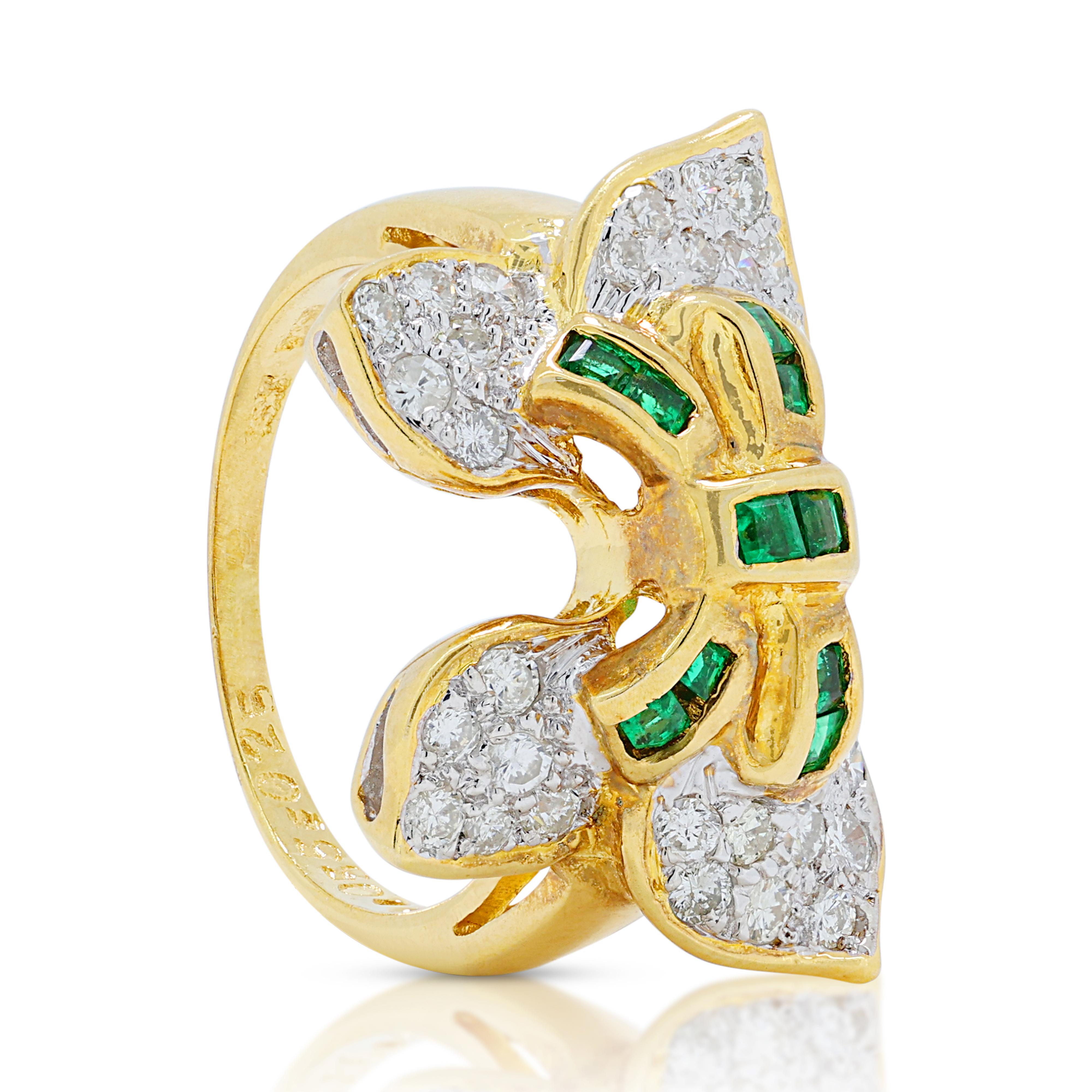 Women's Captivating 0.80ct Emerald Ring in 18K Yellow Gold with Diamonds For Sale