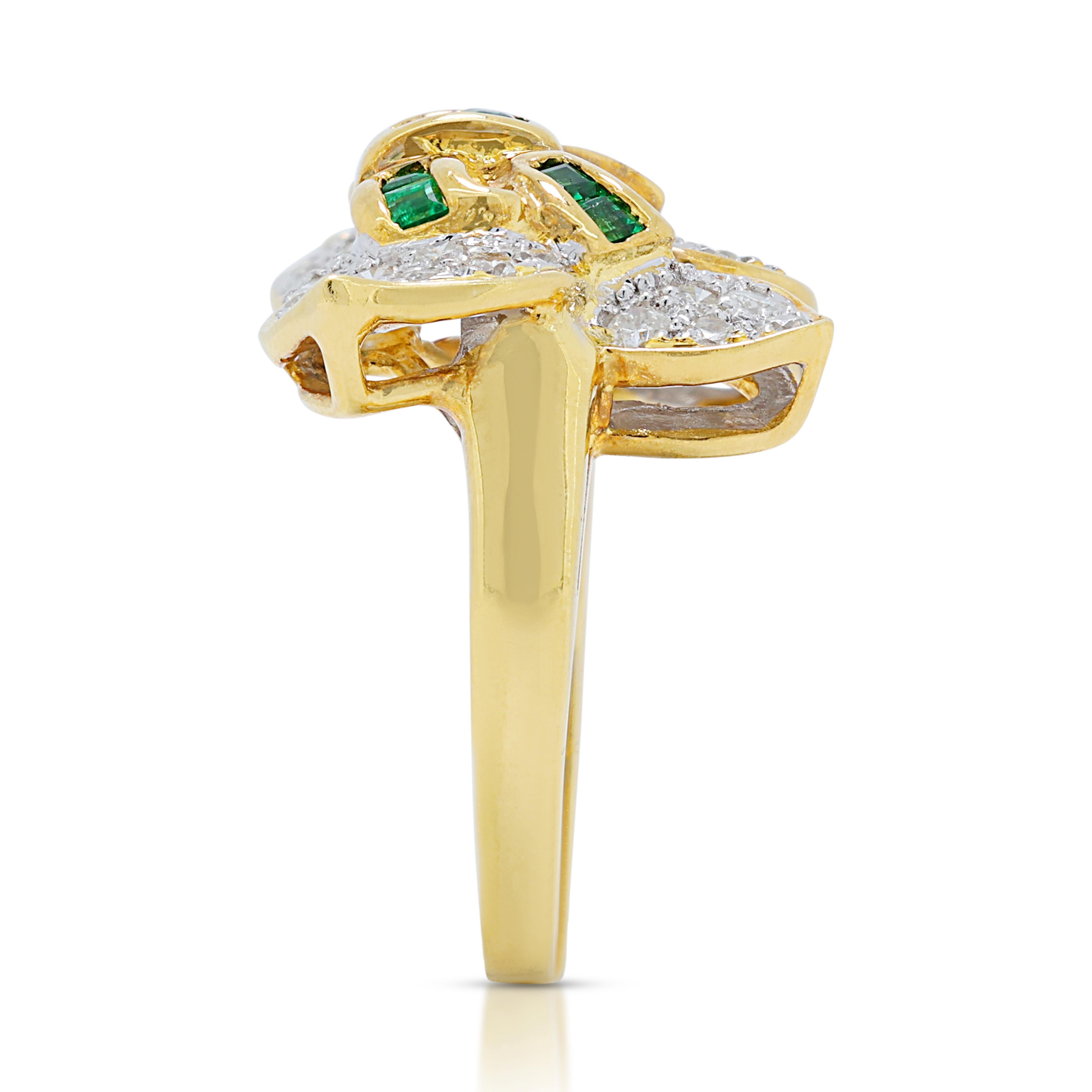Captivating 0.80ct Emerald Ring in 18K Yellow Gold with Diamonds For Sale 1