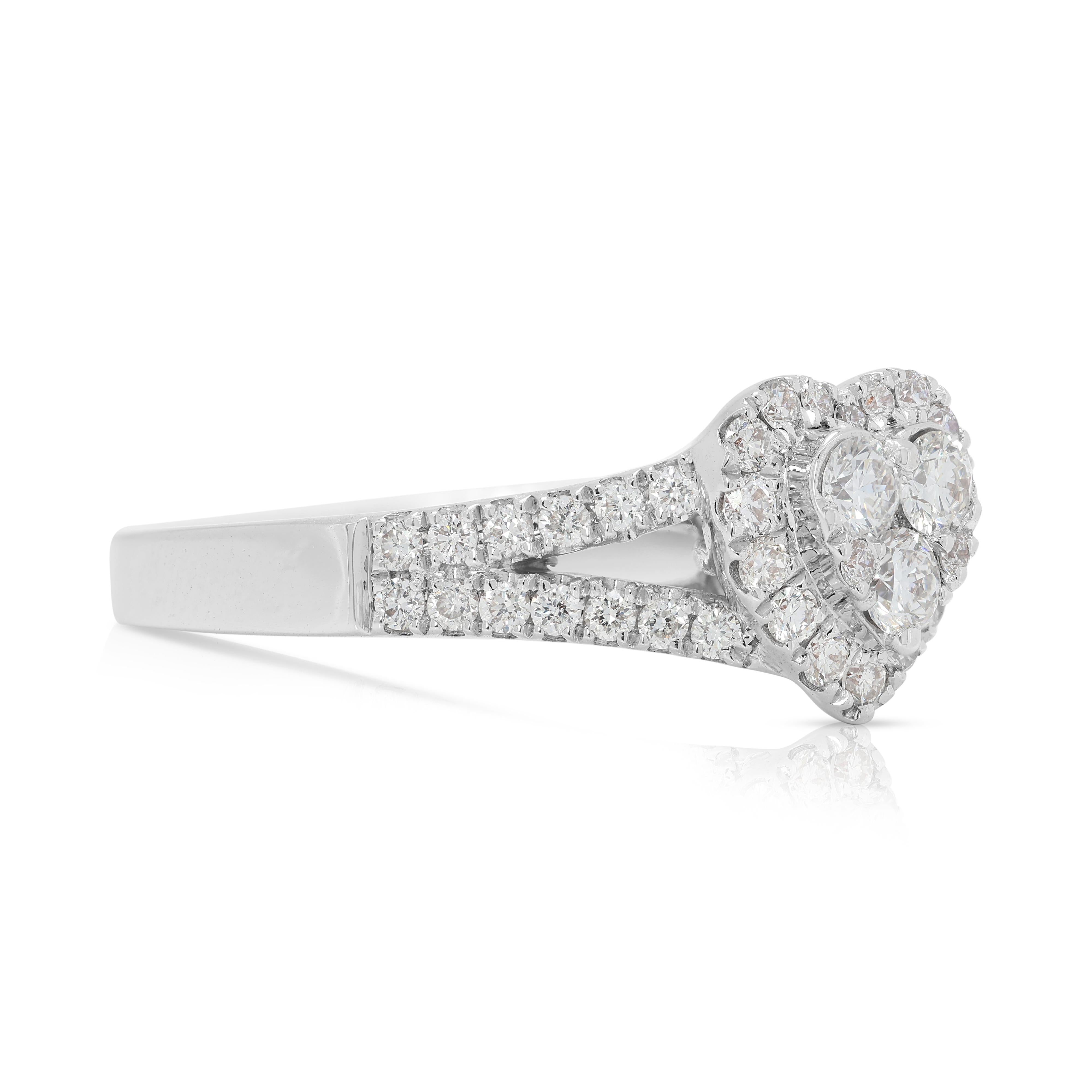 Captivating 0.81ct Round Brilliant Natural Diamond Halo Ring in 18K White Gold In New Condition For Sale In רמת גן, IL