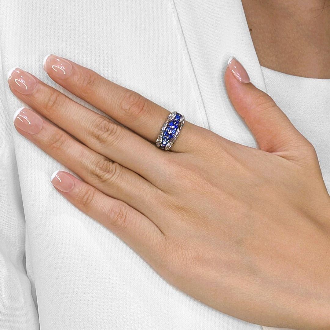Questo straordinario bracciale a onda con zaffiri e diamanti è una dichiarazione di lusso moderno, realizzato in oro bianco 18 carati lucido. Al centro brillano 20 vividi zaffiri blu per un totale di 0,50 carati, le cui tonalità profonde creano un