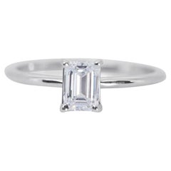 Cautivador anillo de diamantes esmeralda de 0,9 quilates en oro blanco de 18 quilates