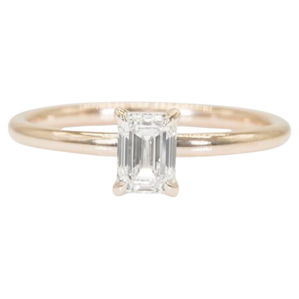 Accattivante anello con diamante smeraldo da 0,9 carati in oro giallo 18K