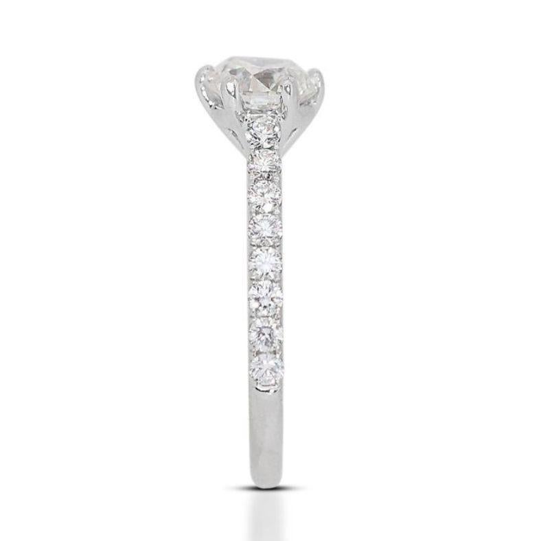 Captivant bague en or blanc 18 carats pavé de diamants ronds brillants de 0,90 carat Neuf - En vente à רמת גן, IL