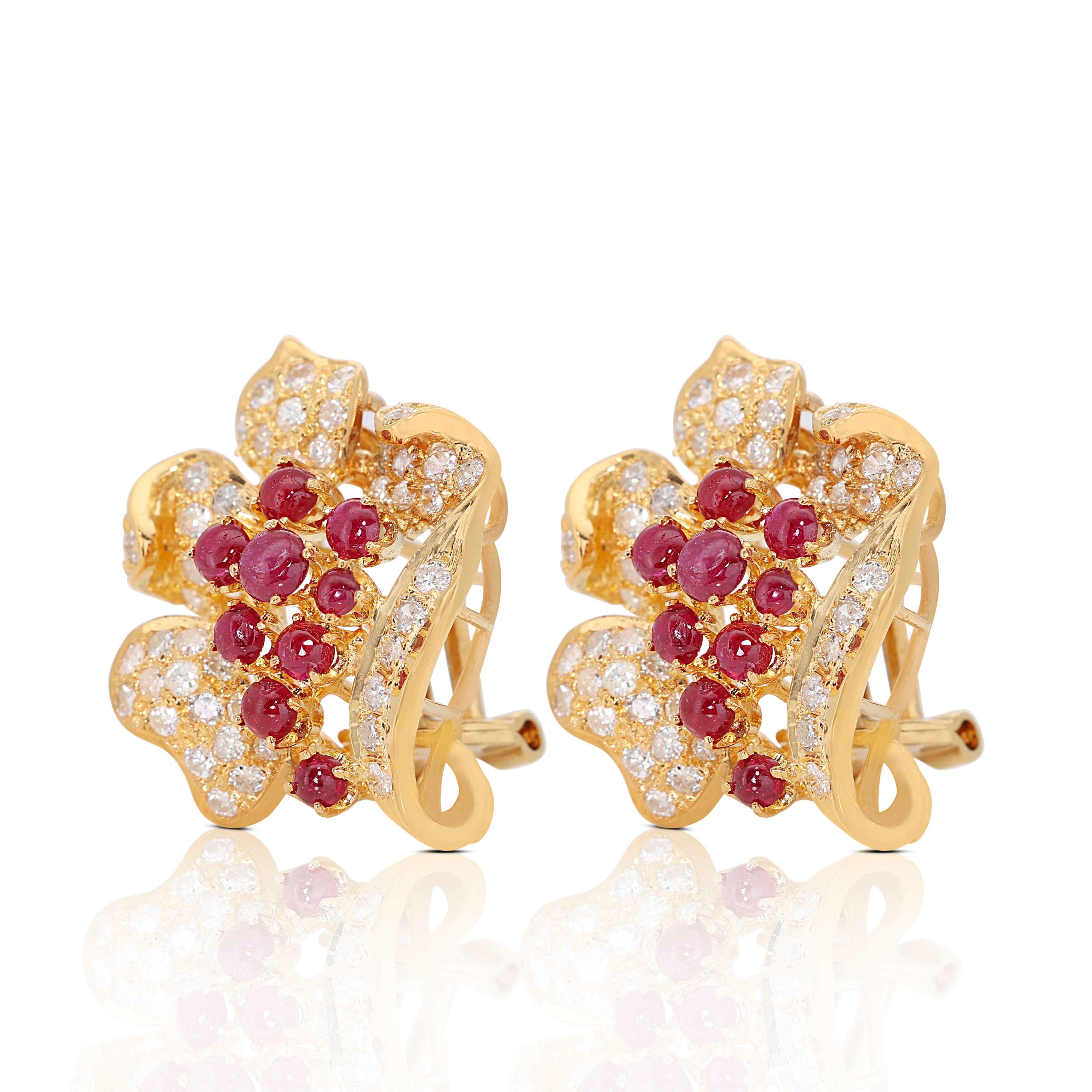 Captivating 0.90ct Ruby Earrings set in 18K Yellow Gold In New Condition For Sale In רמת גן, IL