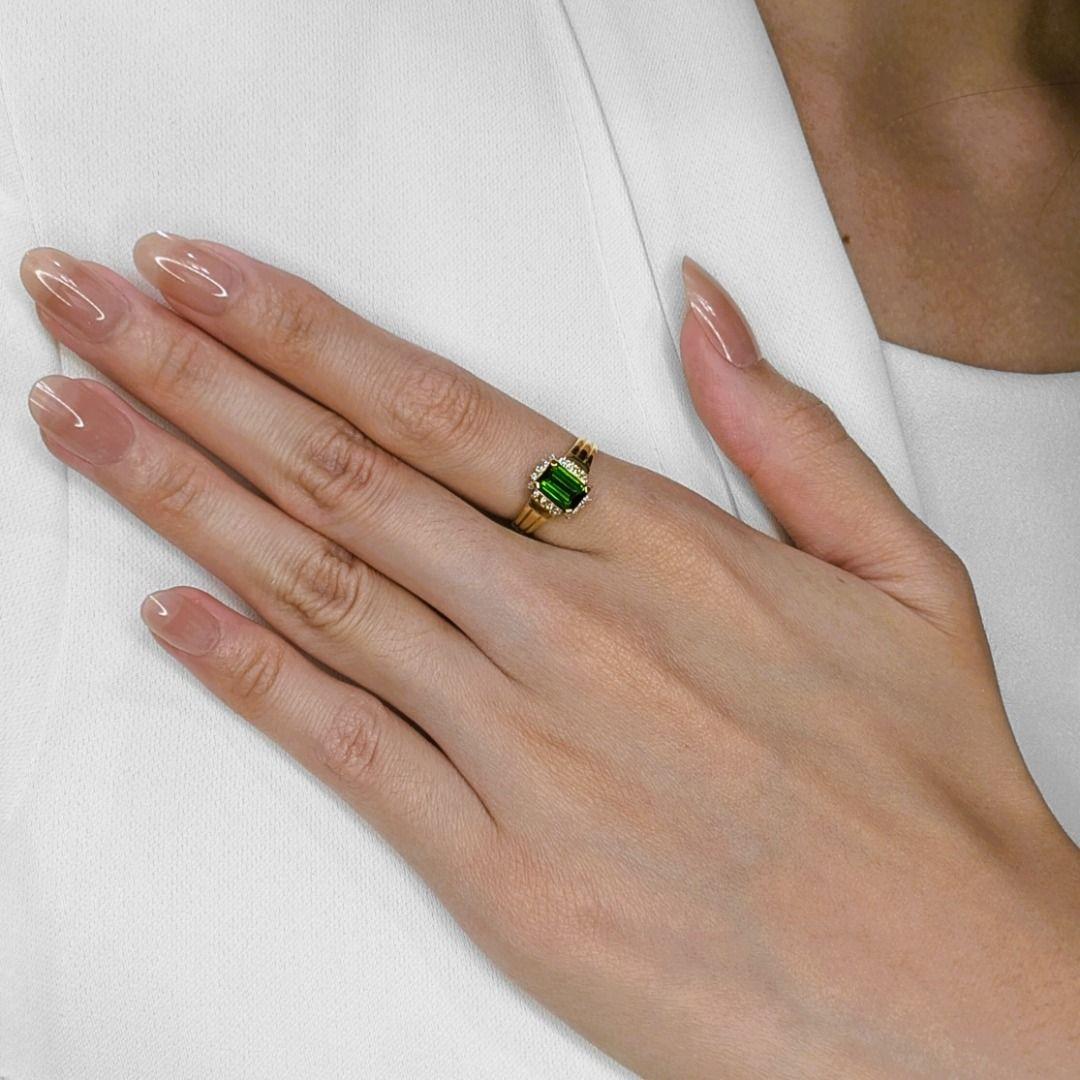 Imaginez l'attrait captivant d'une tsavorite verte luxuriante, dont la taille émeraude rayonne d'une beauté vibrante et naturelle. Cette nouvelle bague en or jaune 18 carats est ornée d'une superbe tsavorite de 0,88 carat, dont la riche teinte verte