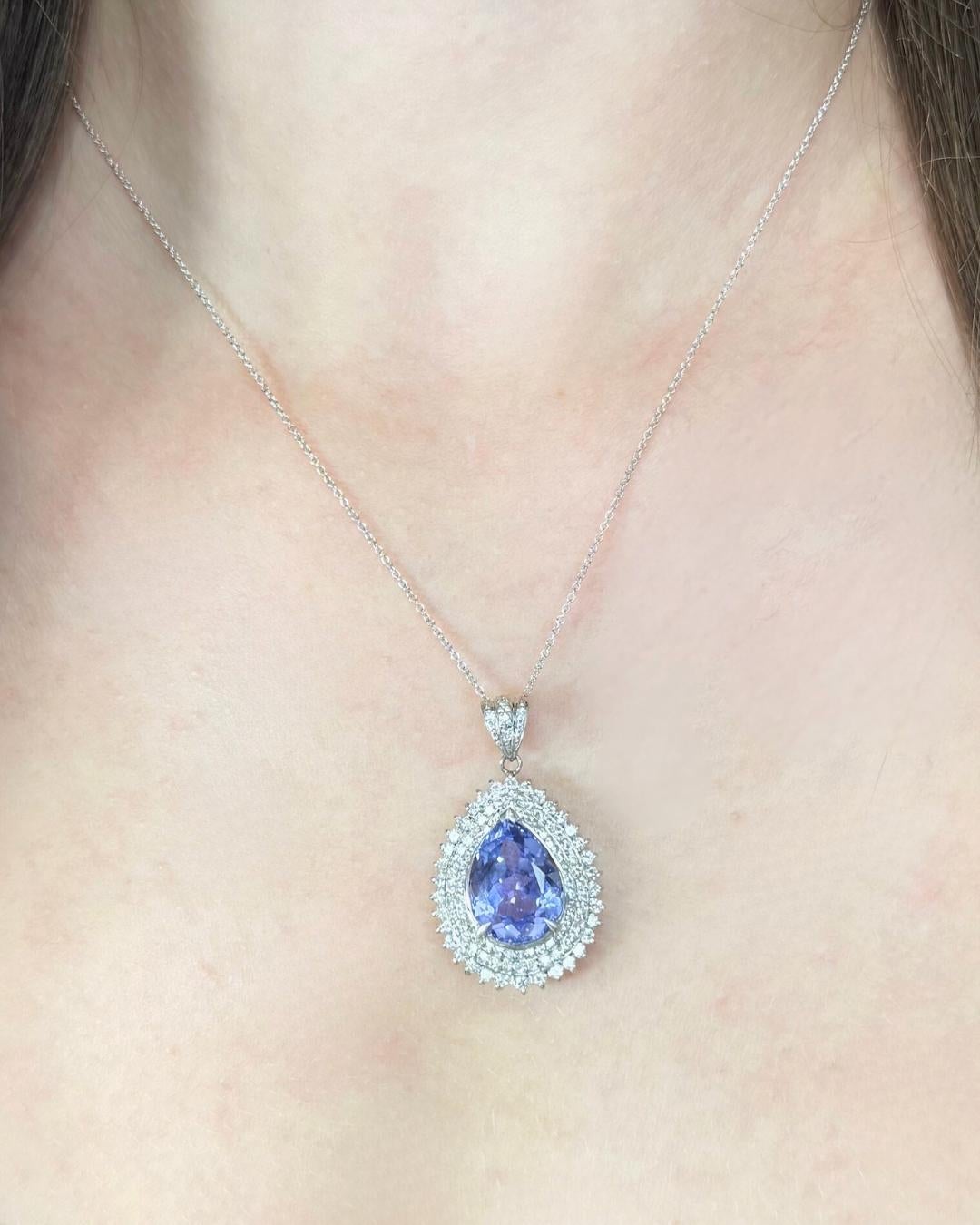 Cautivador collar de tanzanita y diamantes de 10,07 ct en platino y oro blanco de 18k - Certificado IGI

Llama la atención con este majestuoso collar que incluye una impresionante tanzanita de 7,77 ct en forma de pera de un intenso azul violáceo,