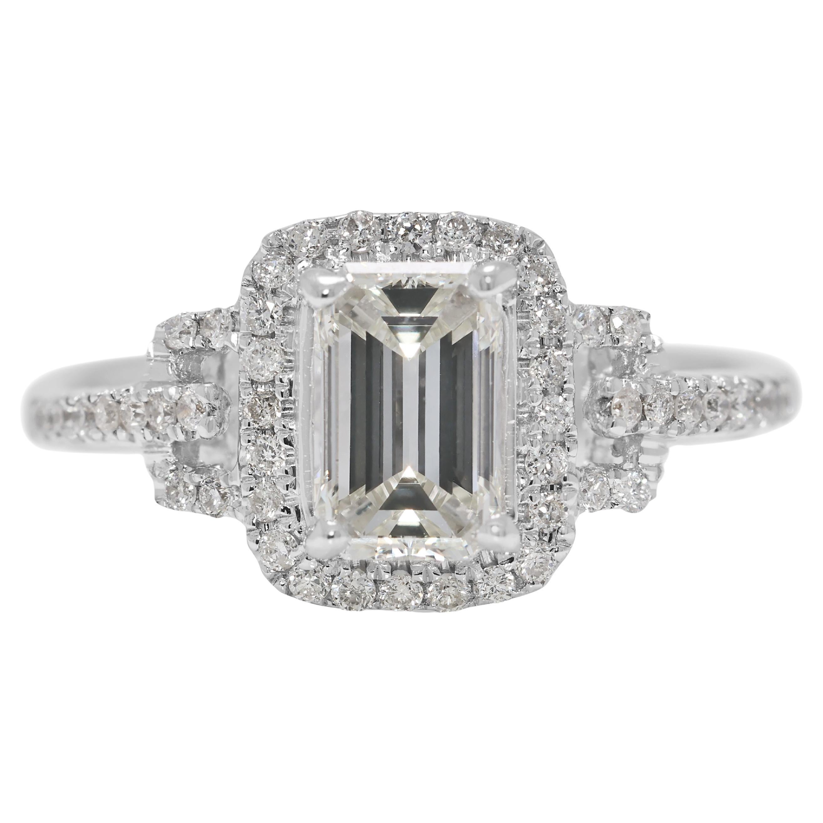 Bague captivante en or blanc 18 carats avec 1,03 ct de diamant en vente