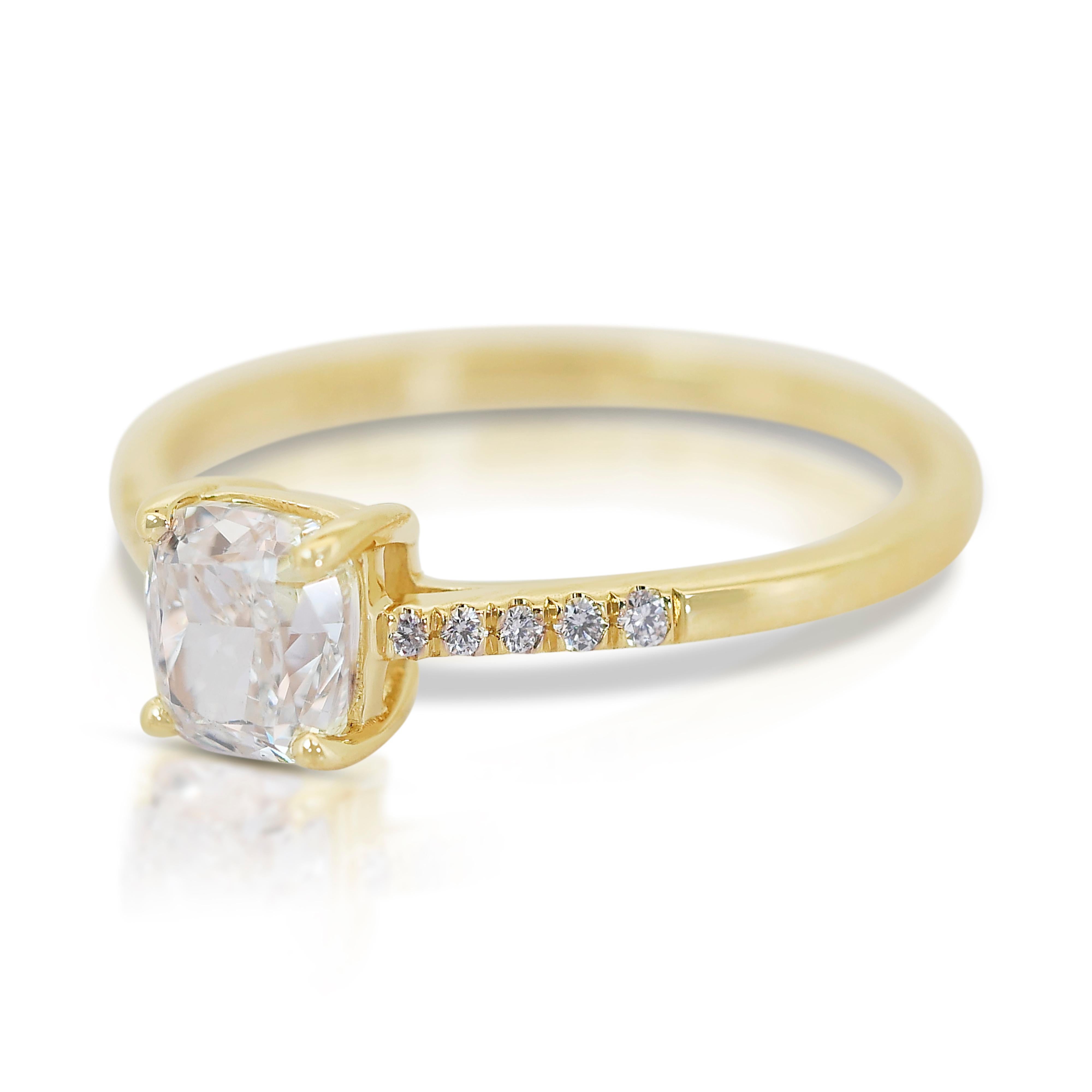 Captivating 1.06ct Diamonds Pave Ring in 18k Yellow Gold - IGI Certified

Indulge in the golden radiance of this exquisite 18k yellow-gold pave ring. The centerpiece features a 1.00-carat rectangular cushion diamond, glowing with an exceptional