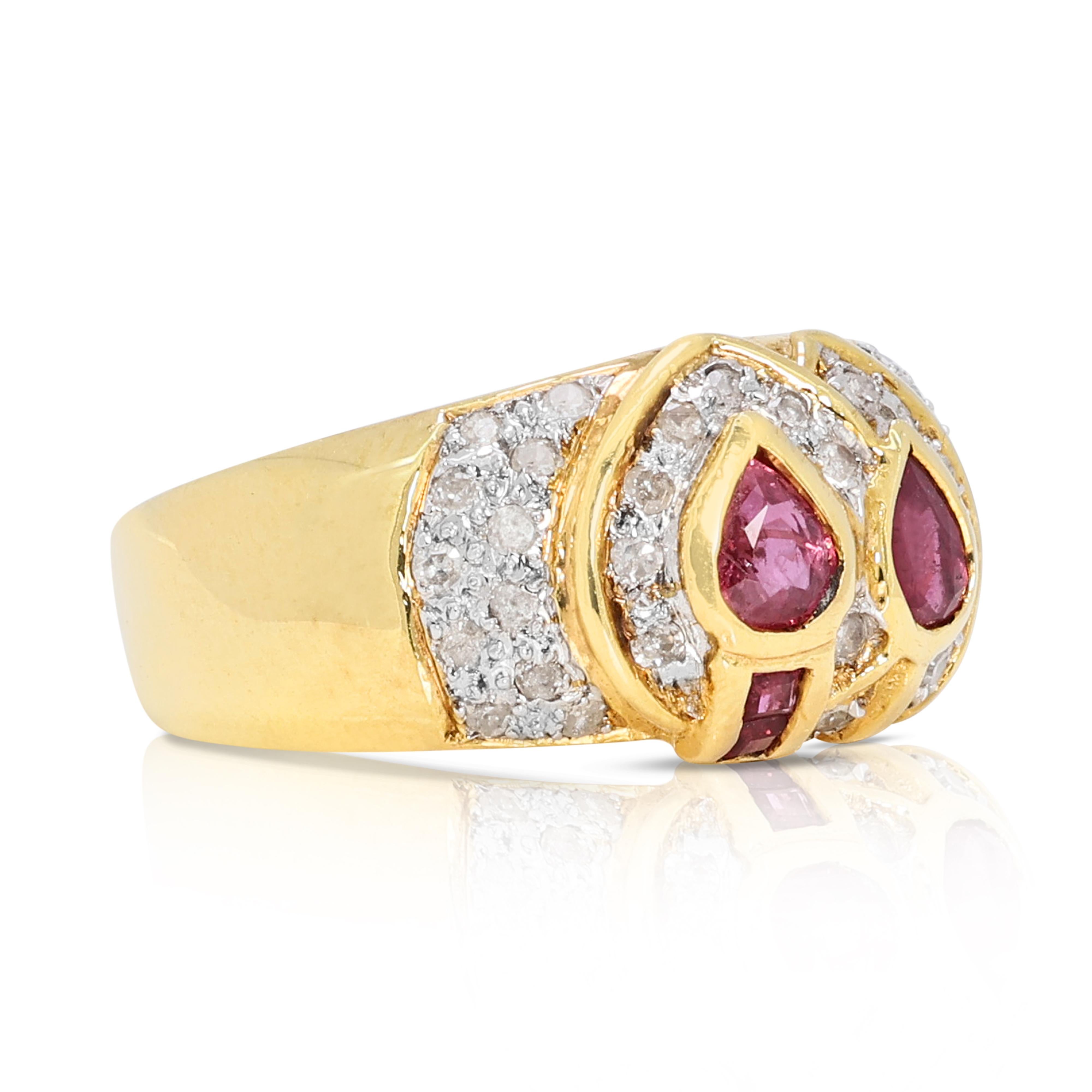 Taille poire Captivant bague grappe de rubis et de diamants de 1,06 carat en or jaune 18 carats en vente