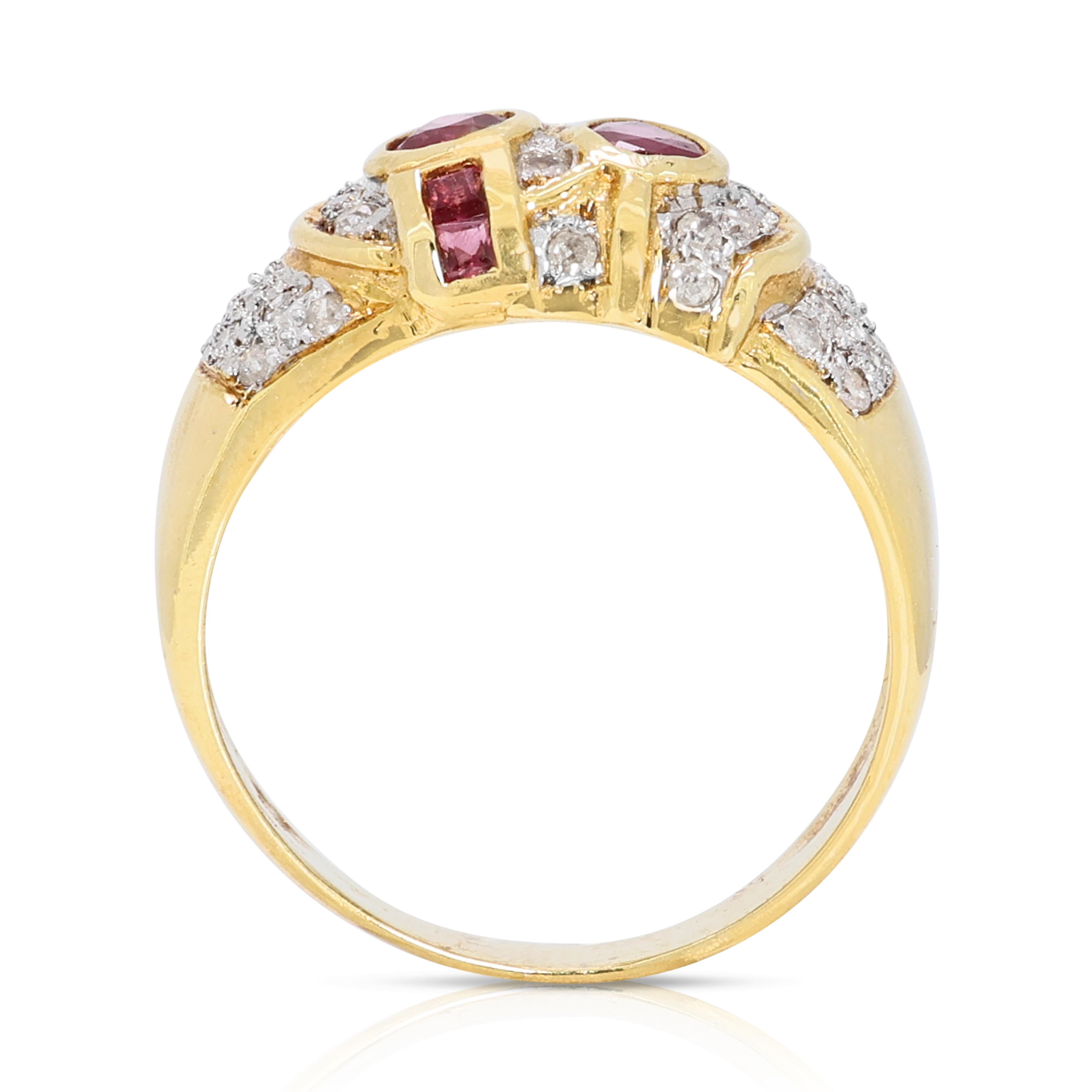 Captivant bague grappe de rubis et de diamants de 1,06 carat en or jaune 18 carats en vente 2