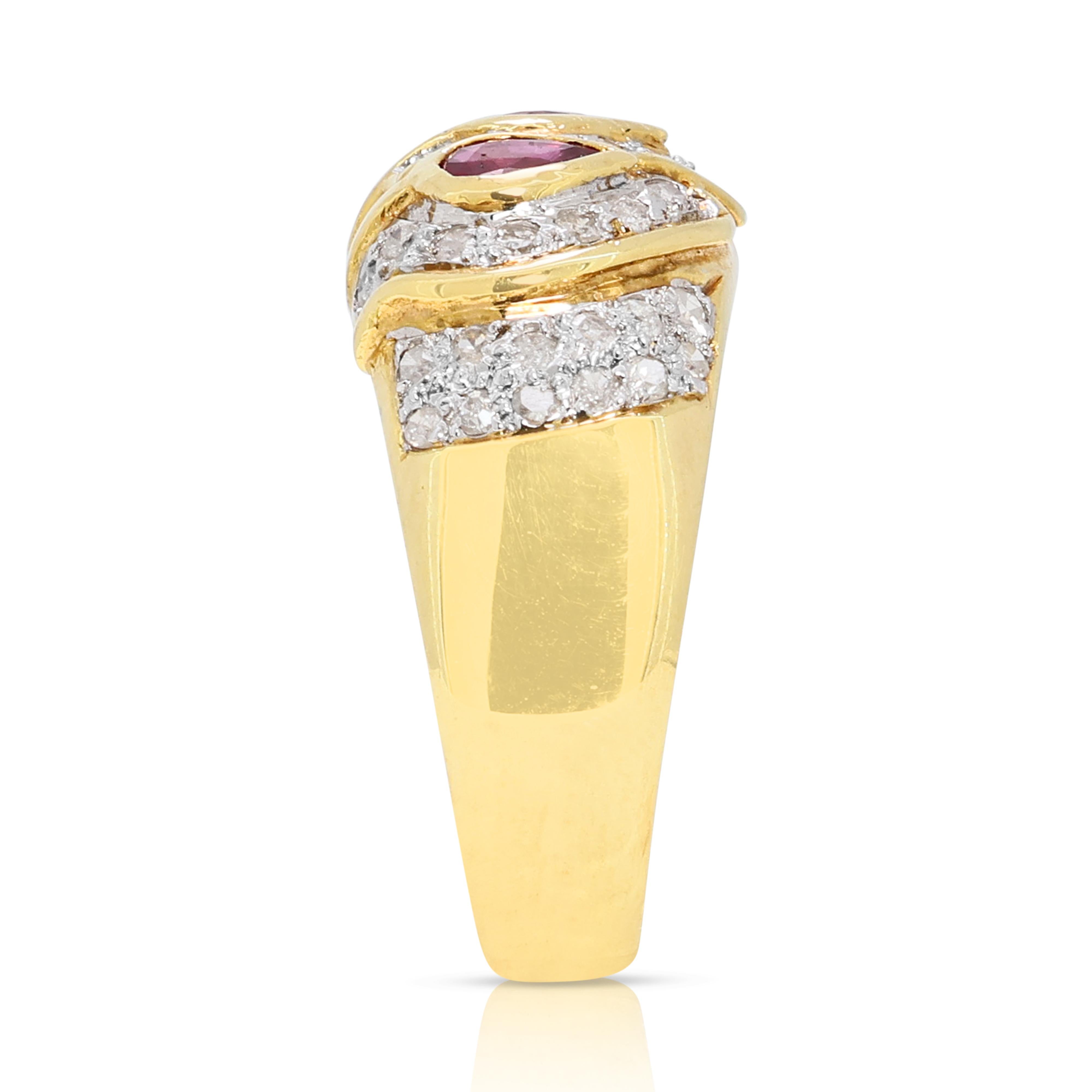 Captivant bague grappe de rubis et de diamants de 1,06 carat en or jaune 18 carats Neuf - En vente à רמת גן, IL