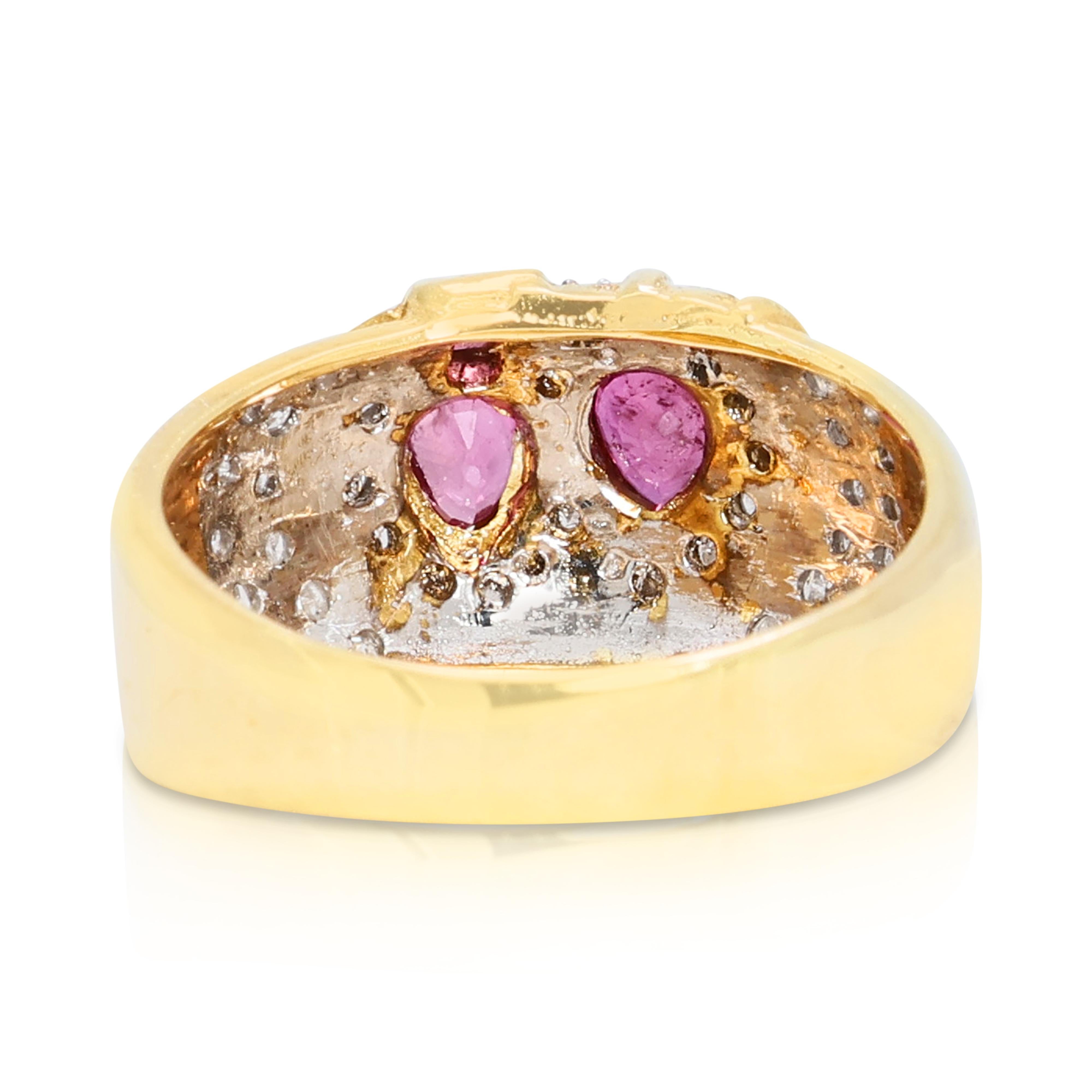 Captivant bague grappe de rubis et de diamants de 1,06 carat en or jaune 18 carats en vente 1